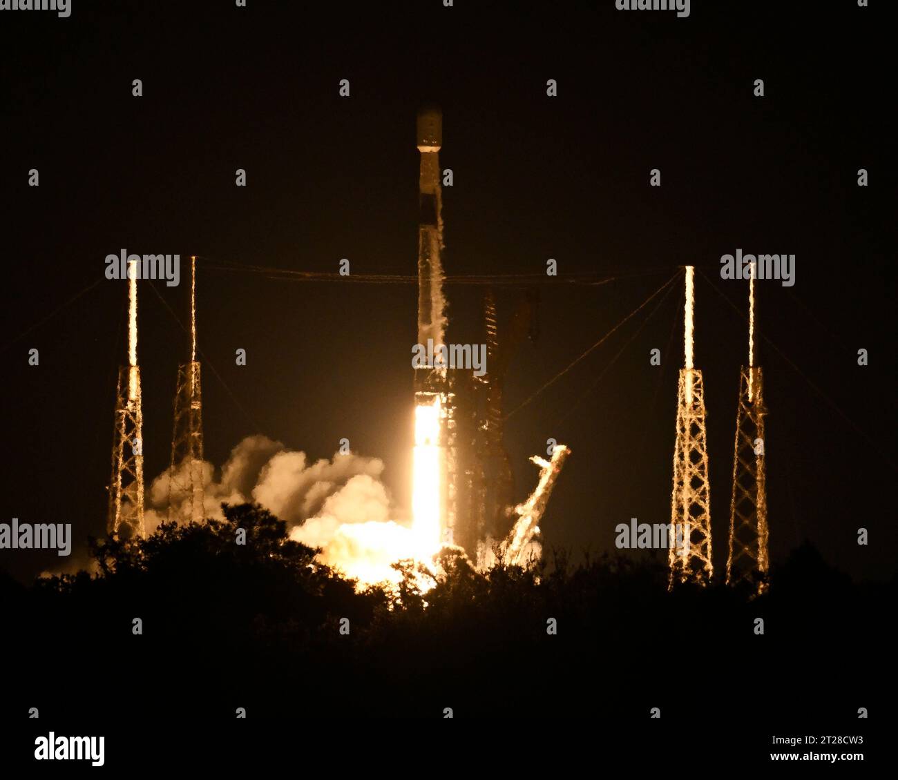 Am Dienstag, den 17. Oktober 2023, startet eine SpaceX Falcon 9-Rakete 22 Starlink-Satelliten auf der Mission 6-23, um 20:39 Uhr vom Launch Complex 40 auf der Cape Canaveral Space Force Station, Florida. Foto: Joe Marino/UPI Credit: UPI/Alamy Live News Stockfoto