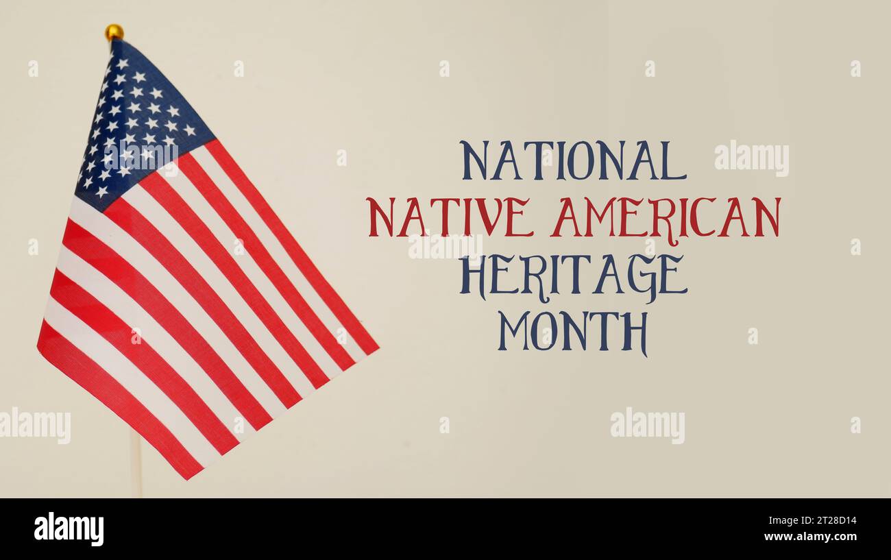 National Native American Heritage Month mit amerikanischer Flagge. Stockfoto