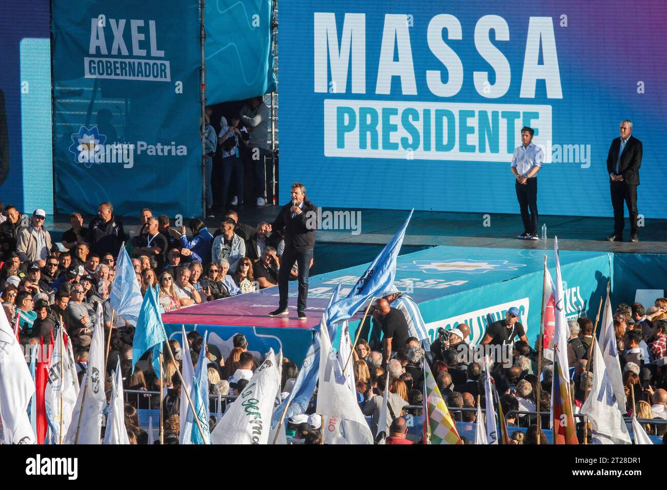 Sergio Massa spricht bei seiner Abschlusskampagne im Club Arsenal de Sarandí-Stadion vor Tausenden von Anhängern, um sich den Präsidentschaftswahlen zu stellen. Quelle: SOPA Images Limited/Alamy Live News Stockfoto