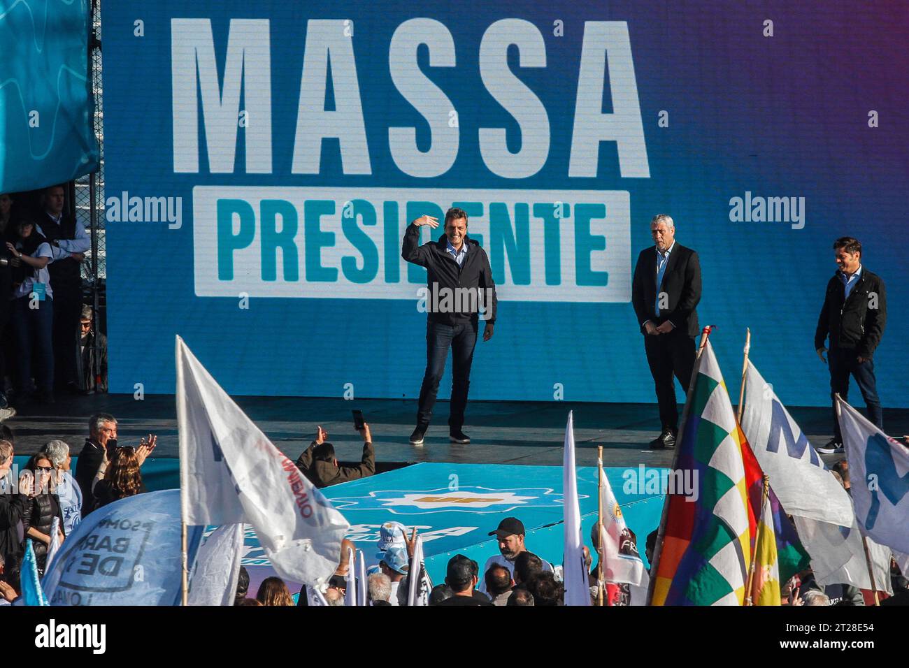 Sergio Massa begrüßt seine Anhänger während der Schlusskampagne im Club Arsenal de Sarandí Stadion. (Foto: Cristobal Basaure Araya/SOPA Images/SIPA USA) Credit: SIPA USA/Alamy Live News Stockfoto