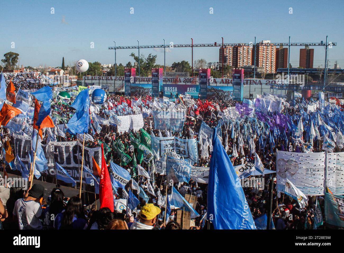 Tausende von Fans mit Flaggen nehmen an der Schließung der Kampagne von Sergio Massa im Club Arsenal Stadium in Sarandi Teil. (Foto: Cristobal Basaure Araya/SOPA Images/SIPA USA) Credit: SIPA USA/Alamy Live News Stockfoto