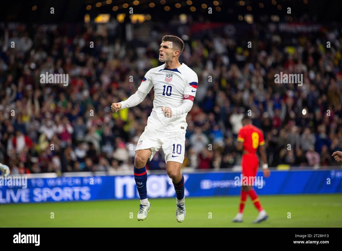 Nashville, Tennessee, USA. Oktober 2023. Mittelfeldspieler Christian Pulisic (10) feiert das Tor in der 19. Minute eines Freundschaftsspiels gegen Ghana im GEODIS Park. Die USA besiegen Ghana mit 4:0. (Kindell Buchanan/Alamy Live News) Stockfoto