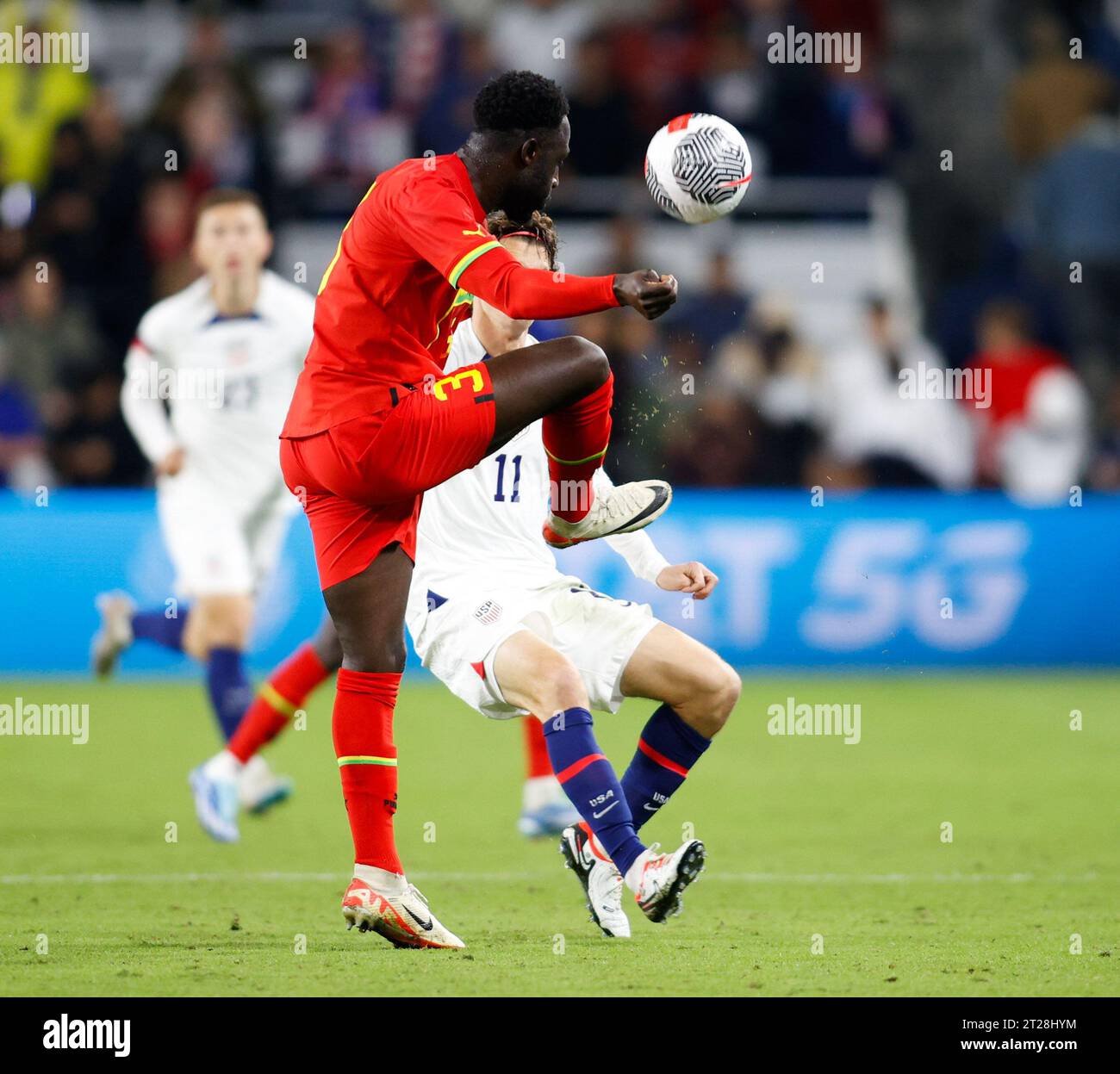 17. Oktober 2023: Der ghanaische Verteidiger Kingsley Schindler (3) tritt den Ball vor dem US-amerikanischen Mittelfeldspieler Brenden Aaronson (11) während eines Freundschaftsspiels zwischen der US-Nationalmannschaft der Männer und Ghana am 17. Oktober 2023 in Nashville aus. (Kreditbild: © Scott Coleman/ZUMA Press Wire) NUR REDAKTIONELLE VERWENDUNG! Nicht für kommerzielle ZWECKE! Stockfoto