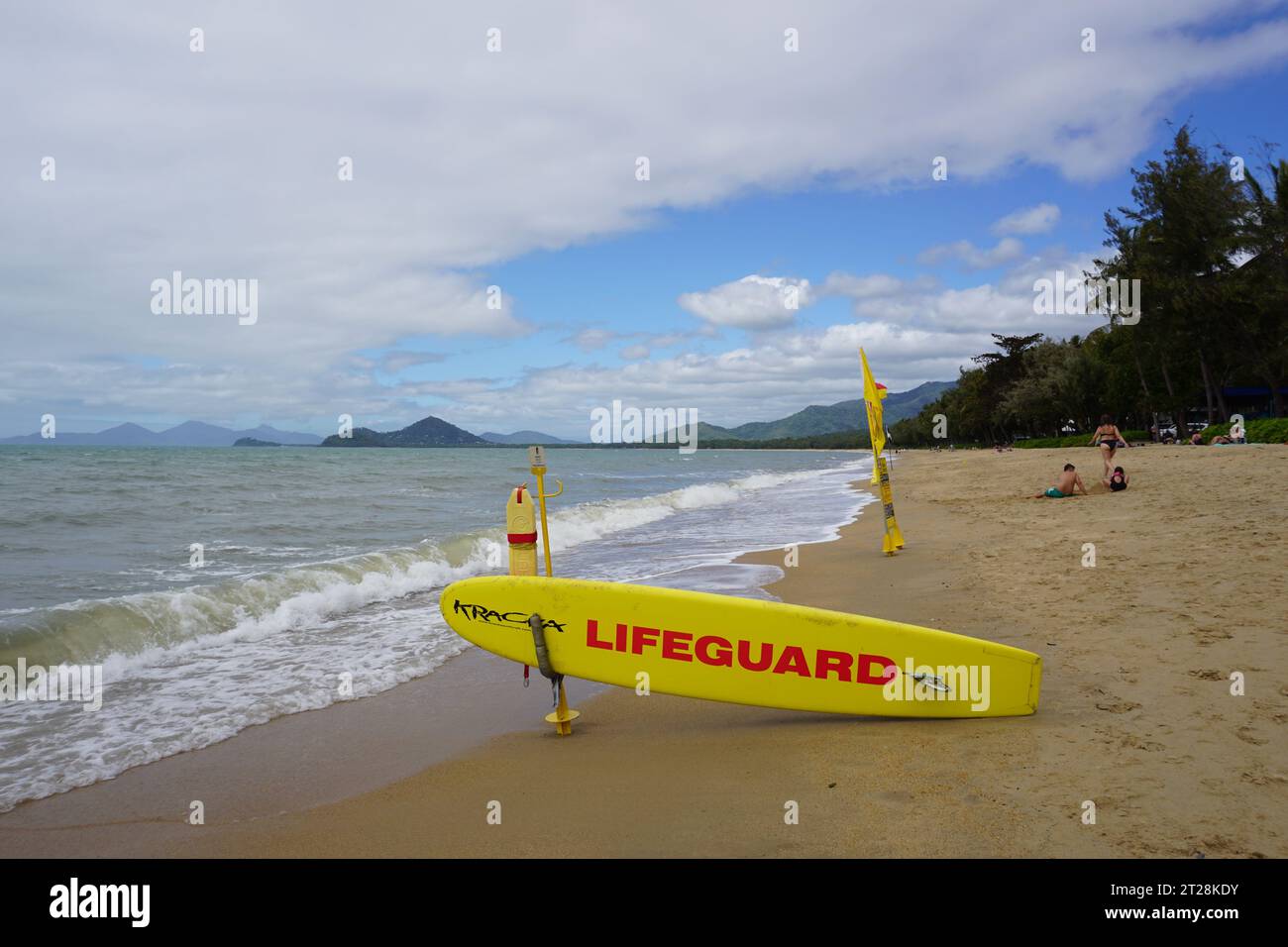 Surfbrett und Flaggen am Strand in Palm Cove, queensland, australien Stockfoto