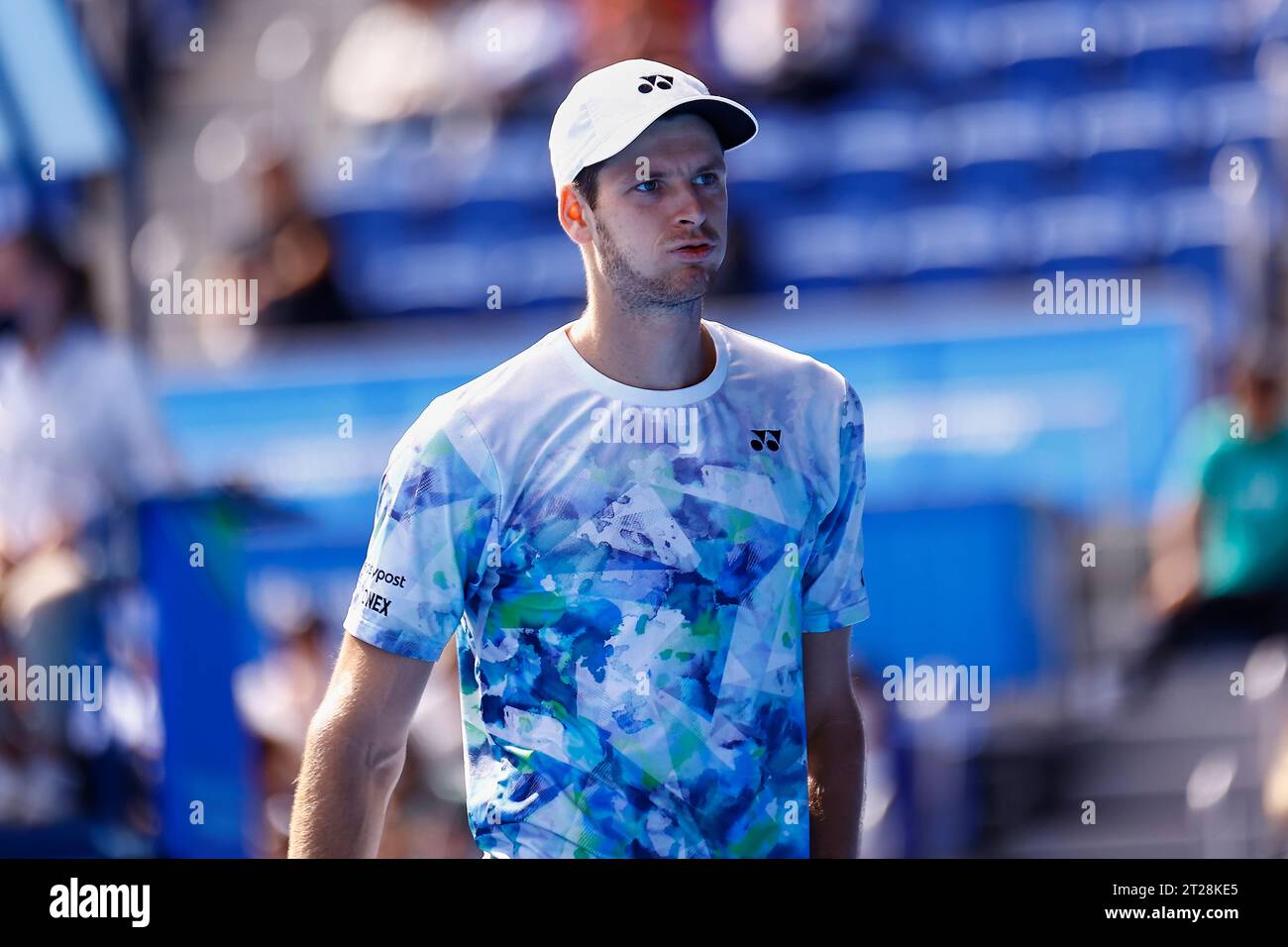 Tokio, Japan. Oktober 2023. Hubert HURKACZ (POL) trifft am dritten Tag der Kinoshita Group Japan Open Tennis Championships 2023 im Ariake Coliseum eine Reverse gegen Zhizhen ZHANG (CHN). Dies ist das am längsten laufende ATP Tour-Turnier in Asien, das erstmals 1972 ausgetragen wurde. Das Turnier findet vom 16. Bis 22. Oktober statt. (Kreditbild: © Rodrigo Reyes Marin/ZUMA Press Wire) NUR REDAKTIONELLE VERWENDUNG! Nicht für kommerzielle ZWECKE! Stockfoto