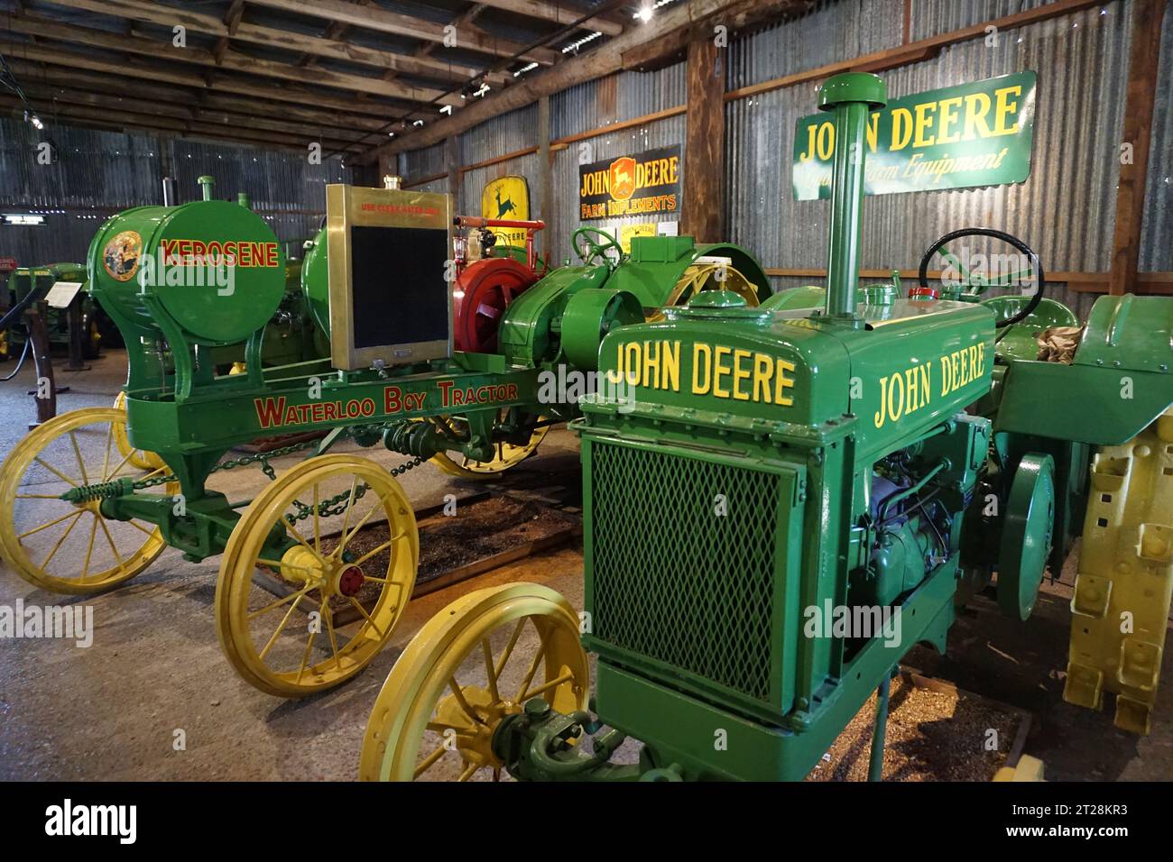 Eine Sammlung altmodischer John Deere Traktoren im historischen Freilichtmuseum Herberton, Queensland, Australien Stockfoto