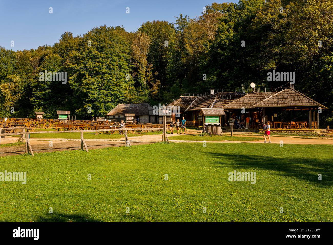 Ein Rast- und Picknickbereich im Nationalpark Plitvicer Seen, Kroatien. Stockfoto