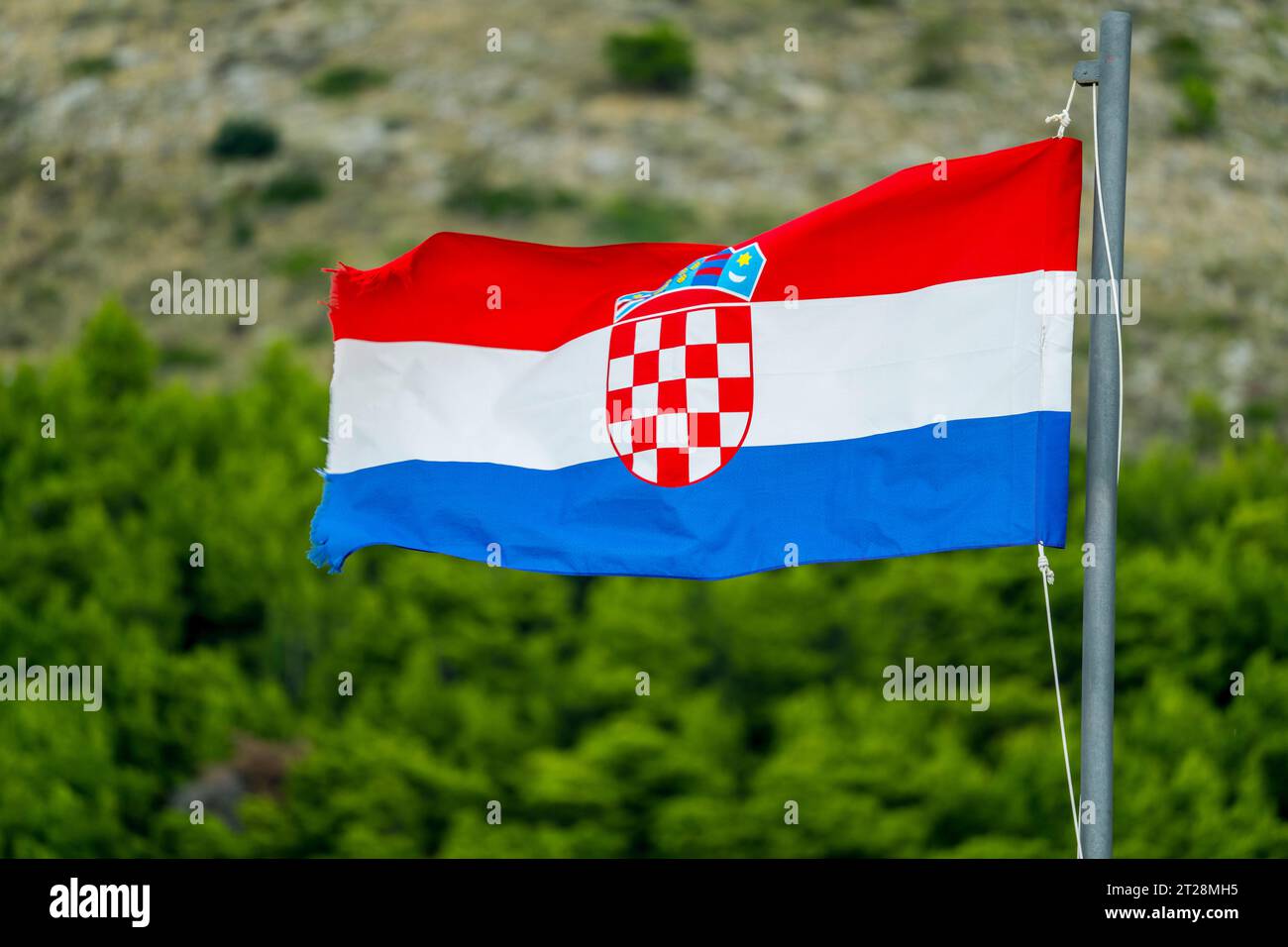 Die kroatische Nationalflagge in der Altstadt von Dubrovnik in Südkroatien. Stockfoto