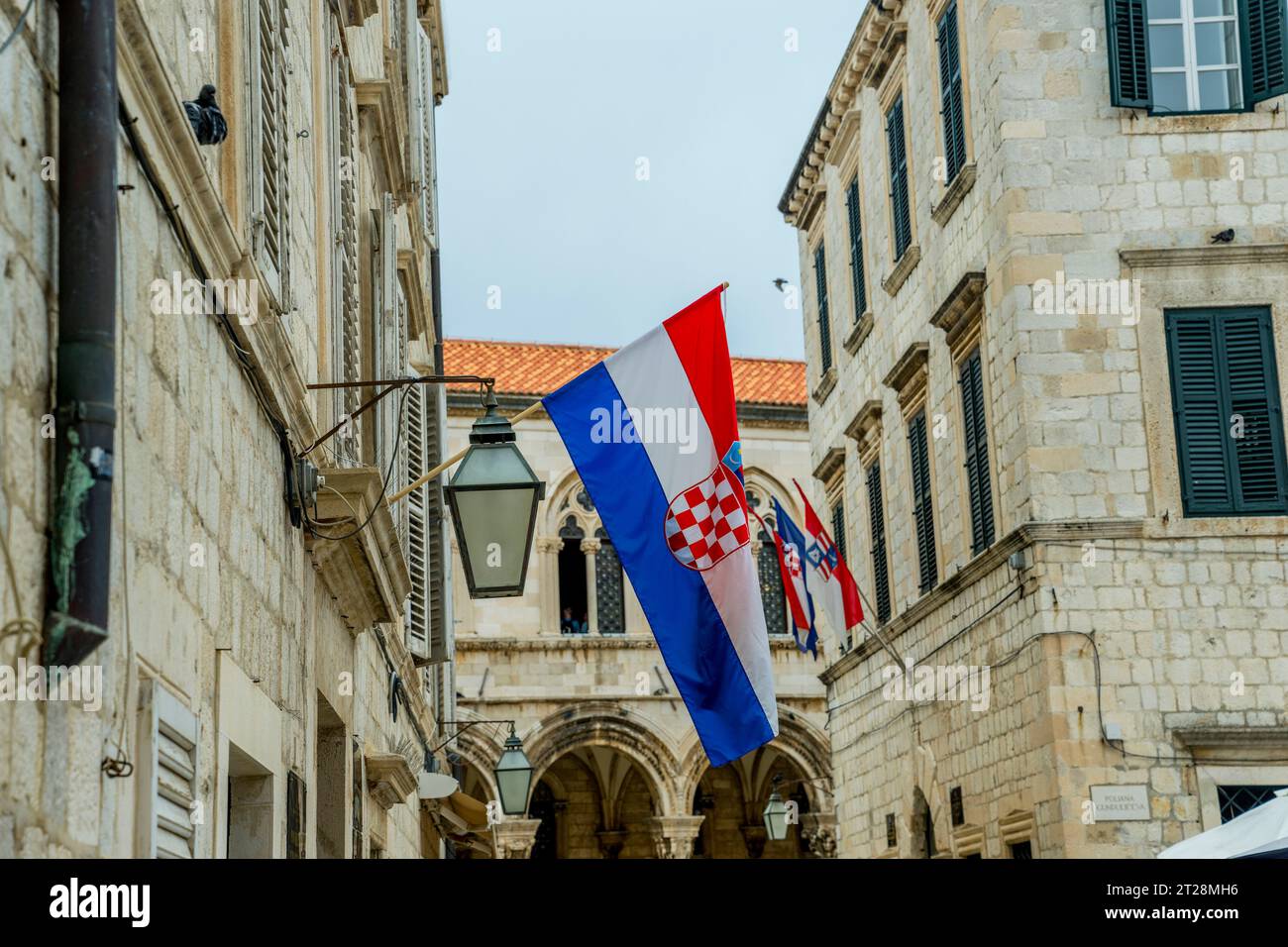Die kroatische Nationalflagge in der Altstadt von Dubrovnik in Südkroatien. Stockfoto