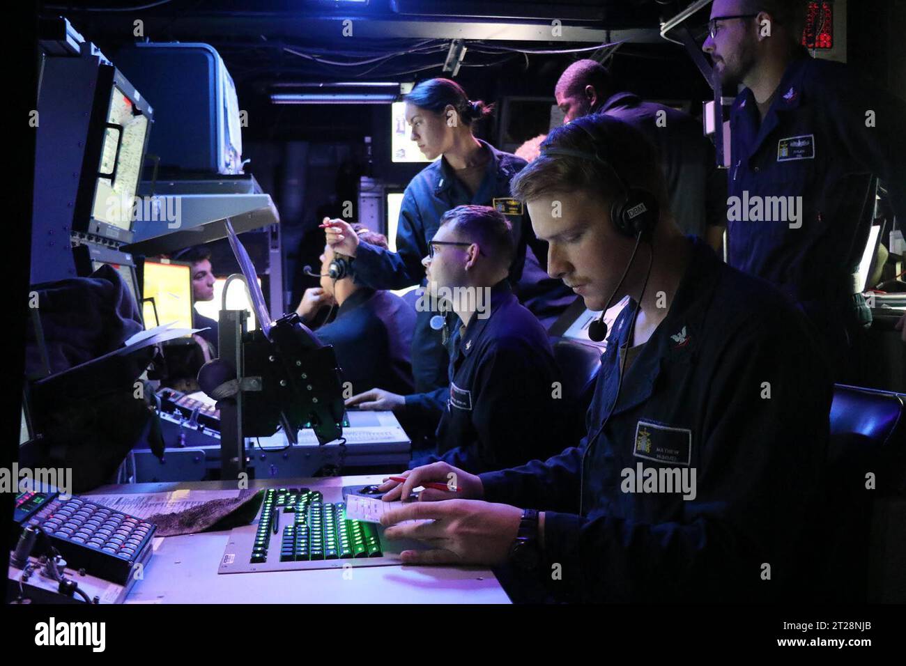 Mittelmeer. Oktober 2023. Seeleute an Bord des Raketenzerstörers USS Thomas Hudner (DDG 116) führen Streikszenarien während ihrer Fahrt im Mittelmeer durch, 11. Oktober 2023. Thomas Hudner ist Teil der Gerald R. Ford Carrier Strike Group und arbeitet derzeit im östlichen Mittelmeer unter Leitung des Verteidigungsministers. Die USA unterhalten nach vorne entsandte, bereitwillige und positionierte Kräfte, um Aggressionen abzuschrecken und Sicherheit und Stabilität auf der ganzen Welt zu unterstützen. (Kreditbild: © U.S. Navy/ZUMA Press Wire) NUR REDAKTIONELLE VERWENDUNG! Nicht für kommerzielle ZWECKE! Stockfoto