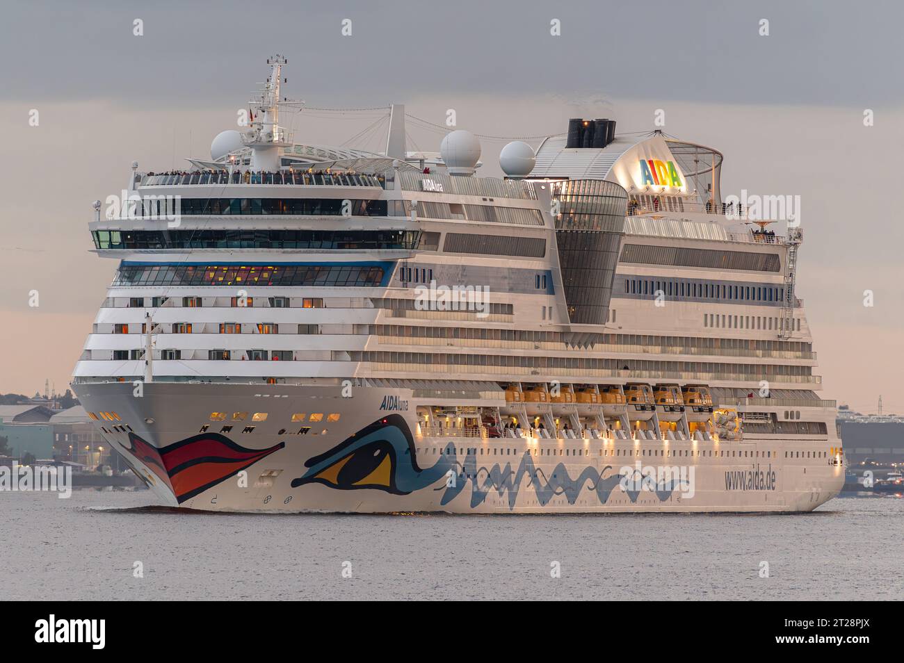 Kreuzfahrtschiff AIDAluna vom Hafen Kiel aus Stockfoto