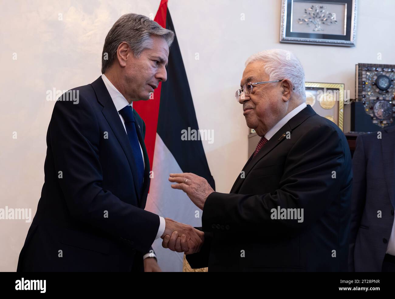 Außenminister Antony J. Blinken trifft sich am Freitag, den 13. Oktober 2023 in Amman mit dem Präsidenten der Palästinensischen Autonomiebehörde Mahmoud Abbas. [Foto des Außenministeriums von Chuck Kennedy) Stockfoto