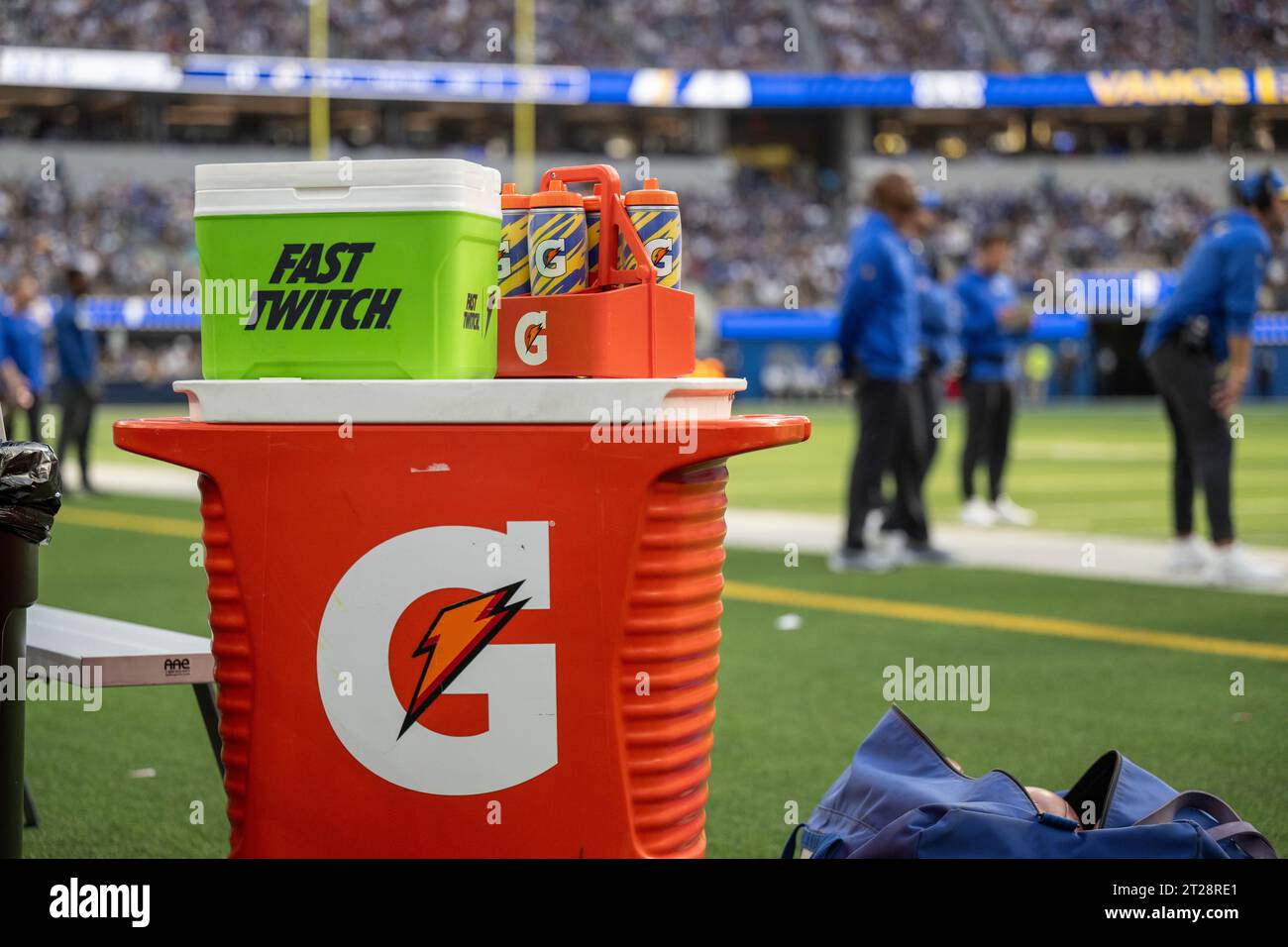 A Gatorade bucket and Fast Twitch bucket sit on the field at an NFL football game during the Los Angeles Rams and the Arizona Cardinals, Sunday, Oct. 15, 2023, in Inglewood, Calif. (AP Photo/Kyusung Gong) Stockfoto