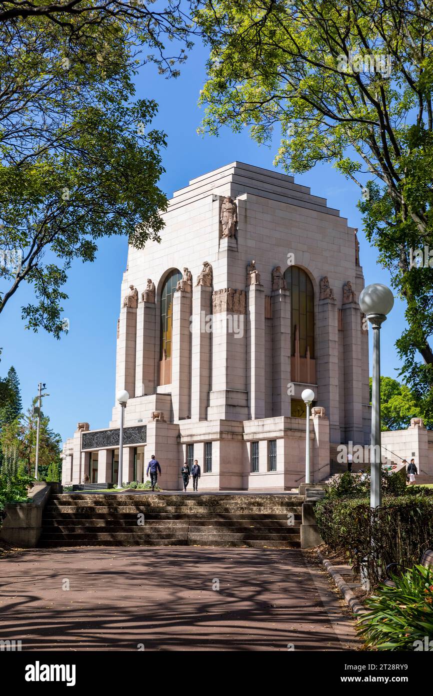 Das ANZAC-Denkmal im Hyde Park Sydney, um an die australischen und neuseeländischen Armeekorps zu erinnern, die ihr Leben in militärischen Konflikten gegeben haben Stockfoto
