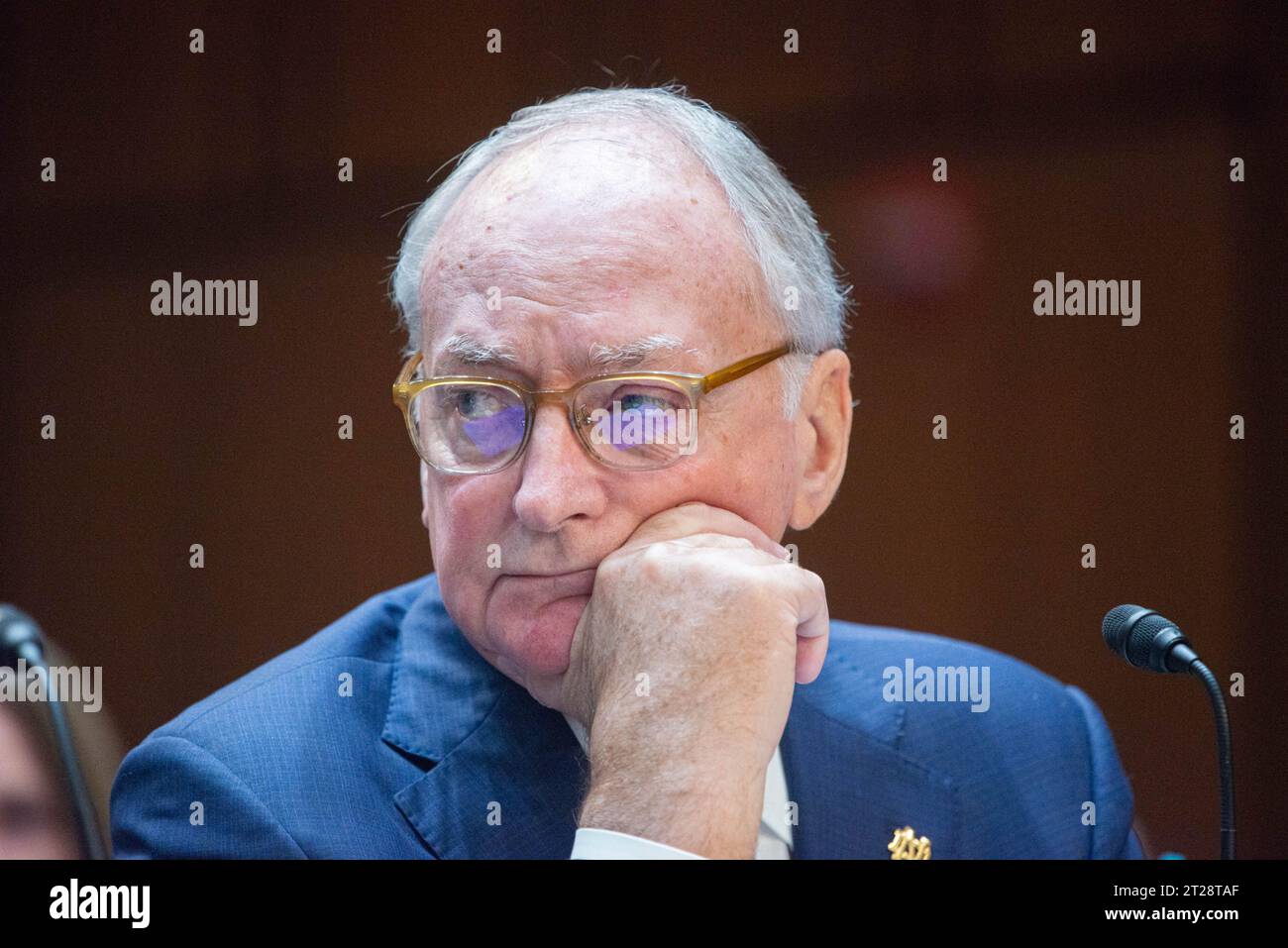 Washington, Usa. Oktober 2023. Jack Swarbrick, Vice President und James E. Rohr Director of Athletics an der University of Notre Dame bei einer Anhörung im Senat zur „Untersuchung der Zukunft des College-Sports, im Fokus auf Name, Bild und Bild“ in Washington, DC, USA am Dienstag, 17. Oktober 2023. Foto: Annabelle Gordon/CNP/ABACAPRESS.COM Credit: Abaca Press/Alamy Live News Stockfoto