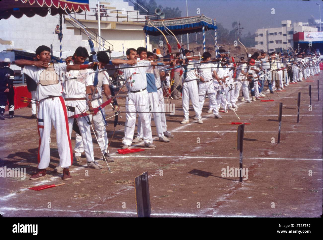 Bogenschießen ist die Praxis, mit einem Bogen Pfeile abzuschießen. Das Wort kommt aus dem lateinischen Arcus, was „Bogen“ bedeutet. Historisch gesehen wurde Bogenschießen für Jagd und Kampf eingesetzt, da es im Spätpaläolithikum oder frühen Mesolithikum erfunden wurde. Bogenschießen ist der Sport, die Übung oder die Fähigkeit, mit einem Bogen Pfeile zu schießen. Stockfoto