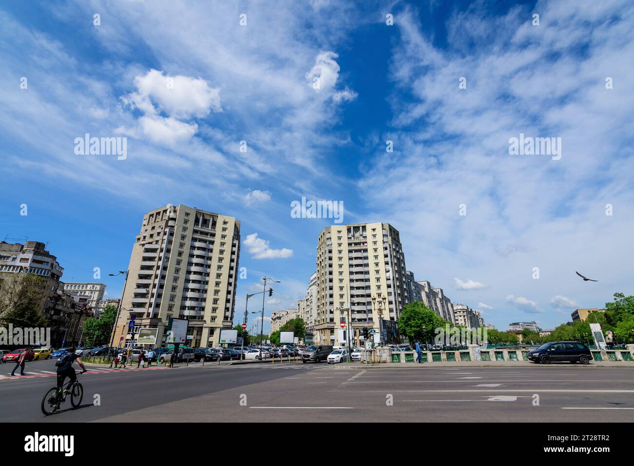 Bukarest, Rumänien, 6. Mai 2021 - Moderne Gebäude in der Nähe des Natiunile Unite Square (Piata Natiunile Unite) und der Brücke über den Dambovita-Fluss und das wolkenblaue sk Stockfoto