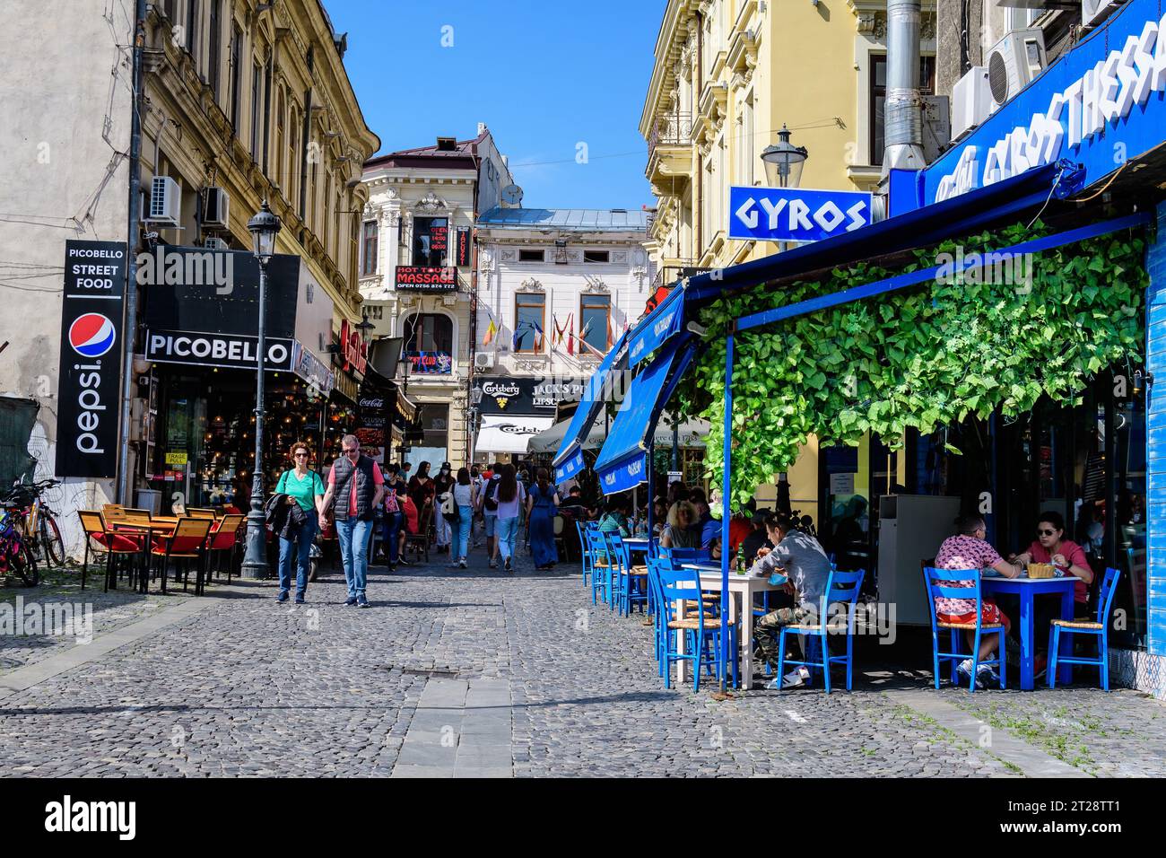 Bukarest, Rumänien - 5. Juni 2021: Alte Gebäude im historischen Zentrum an einem sonnigen Sommertag Stockfoto
