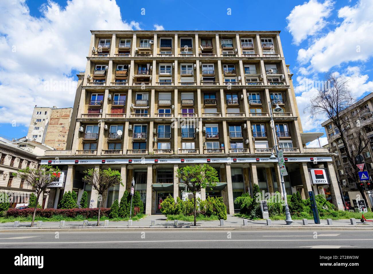 Bukarest, Rumänien - 6. Mai 2021: BRD Societe Generale Bank Niederlassungseingang in einem alten Gebäude auf der Calea Victoriei (Victoriei Avenue) in einem sonnigen sp Stockfoto