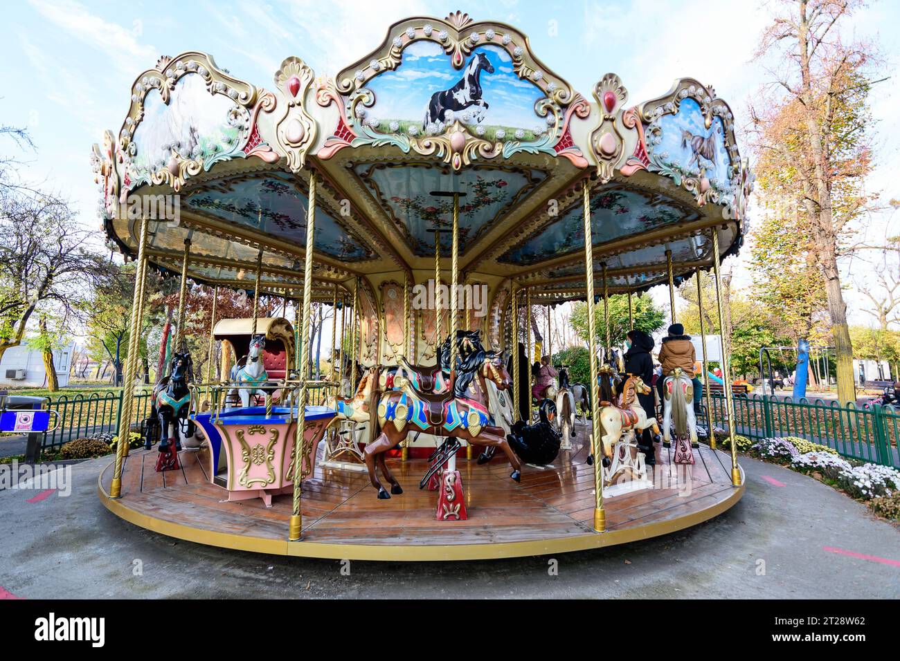 Bukarest, Rumänien, 13. November 2021: Buntes Kinder buntes Karussell mit gemischtem Kunststoff- und Metallspielzeug und Materialien in Parcul Tei (Linden Pa Stockfoto