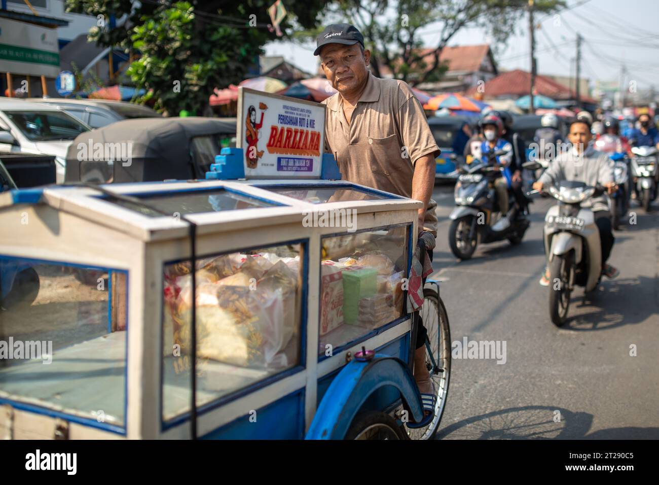 Jakarta, Indonesien - 18. Oktober 2023: Menschen auf einem traditionellen Markt in Jakarta, Indonesien. Stockfoto