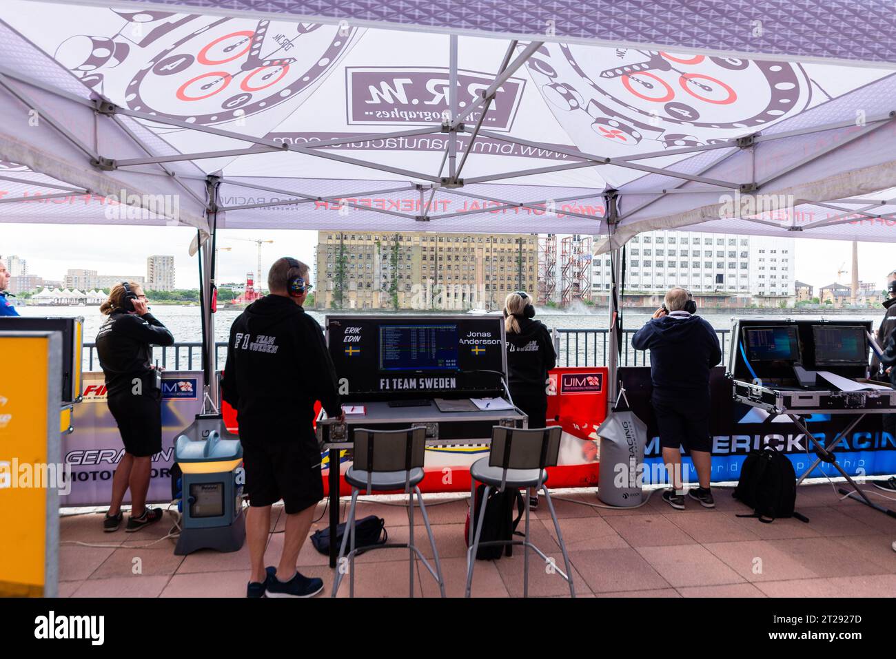 F1 Team Schweden Rennmannschaft im Race Control Area am Hafen. Formel-1-Motorboot-Rennen, London, Runde 2 der UIM F1H2O-Powerboat-Weltmeisterschaft Stockfoto