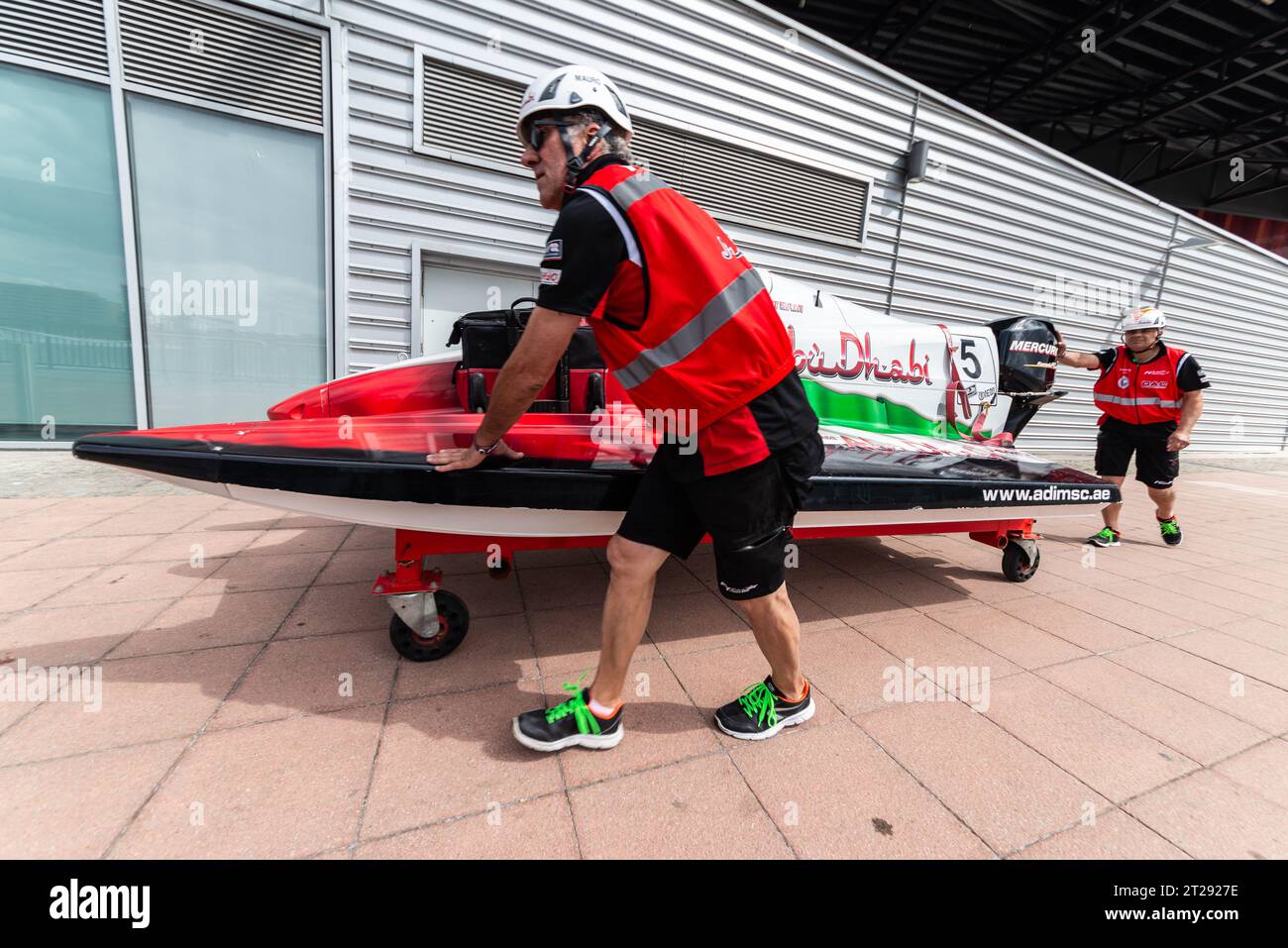 Die Crew zieht ein Motorboot aus, um beim F1H2O Formula F4-S Powerboat Grand Prix von London am Royal Victoria Dock, Docklands, Newham, London, Großbritannien, anzutreten Stockfoto