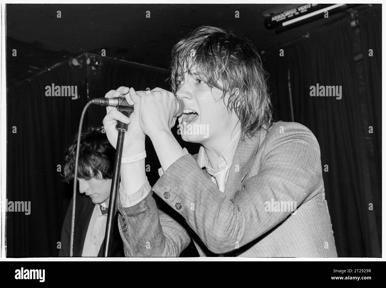 THE STROKES, YOUNG, FIRST UK TOUR, 2001: Julian Casablancas der Strokes auf ihrer ersten großen UK- und European Tour im Clwb IFOR Bach Welsh Club in Wales, Großbritannien am 14. Juni 2001. Foto: Rob Watkins Stockfoto