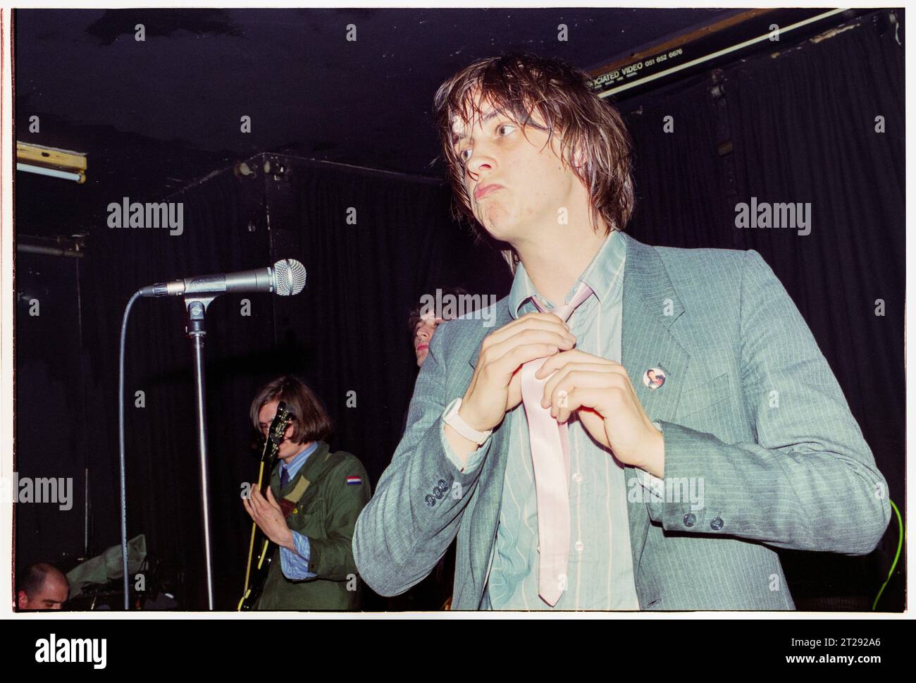 THE STROKES, YOUNG, FIRST UK TOUR, 2001: Julian Casablancas der Strokes auf ihrer ersten großen UK- und European Tour im Clwb IFOR Bach Welsh Club in Wales, Großbritannien am 14. Juni 2001. Foto: Rob Watkins Stockfoto