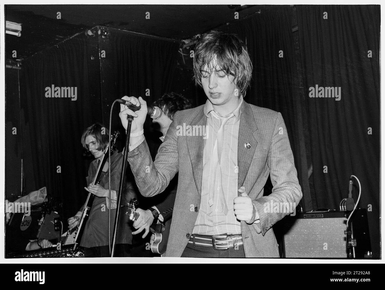 THE STROKES, YOUNG, FIRST UK TOUR, 2001: Julian Casablancas der Strokes auf ihrer ersten großen UK- und European Tour im Clwb IFOR Bach Welsh Club in Wales, Großbritannien am 14. Juni 2001. Foto: Rob Watkins Stockfoto