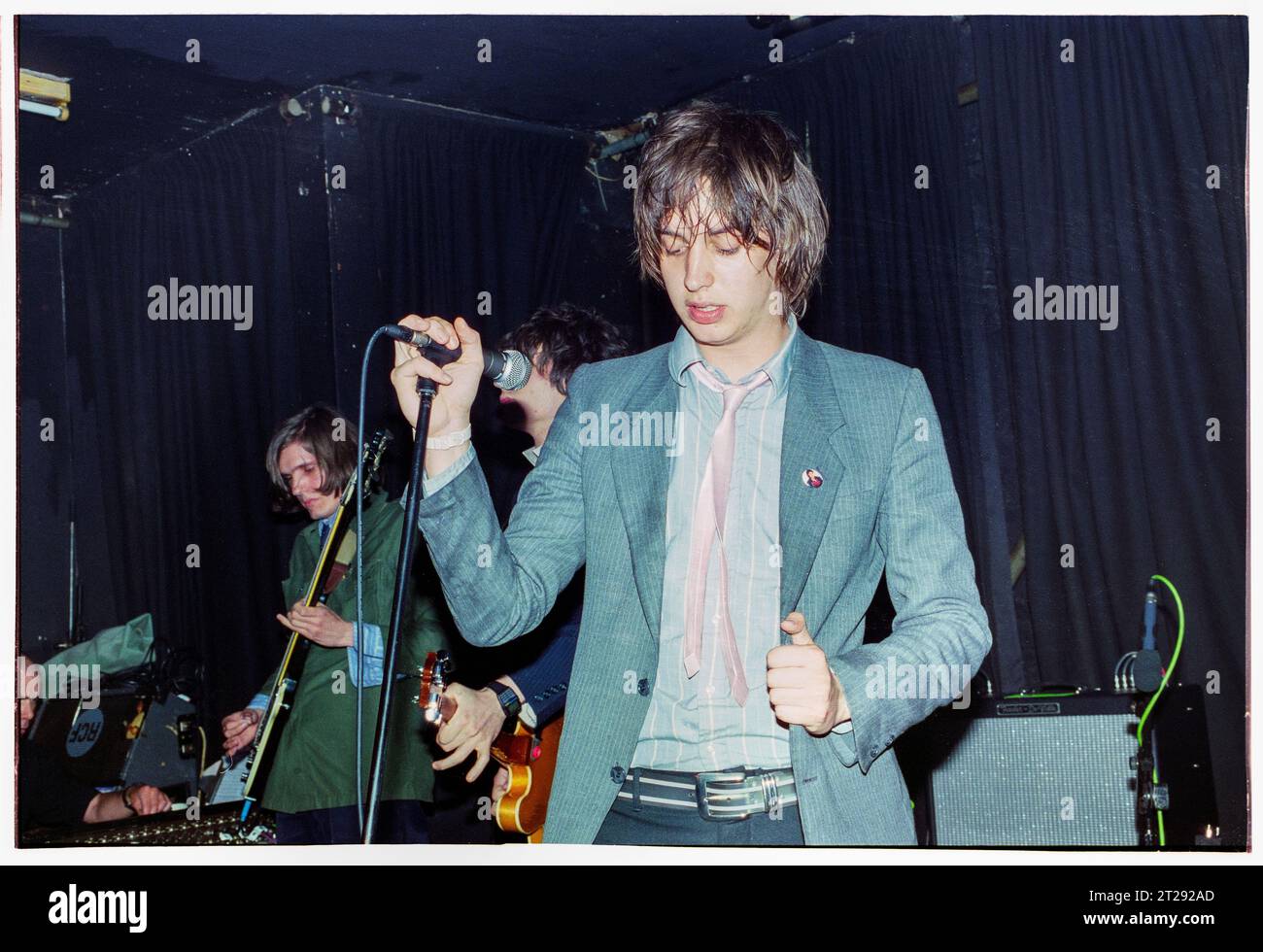 THE STROKES, YOUNG, FIRST UK TOUR, 2001: Julian Casablancas der Strokes auf ihrer ersten großen UK- und European Tour im Clwb IFOR Bach Welsh Club in Wales, Großbritannien am 14. Juni 2001. Foto: Rob Watkins Stockfoto