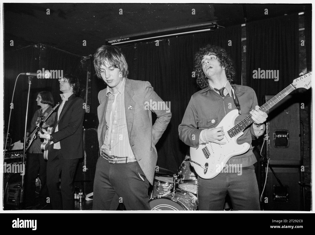 THE STROKES, YOUNG, FIRST UK TOUR, 2001: Julian Casablancas und Albert Hammond Jr und die gesamte Band of the Strokes auf ihrer ersten großen UK- und European Tour im Clwb IFOR Bach Welsh Club in Wales, UK am 14. Juni 2001. Foto: Rob Watkins Stockfoto