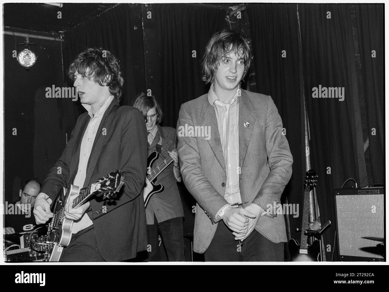 THE STROKES, YOUNG, FIRST UK TOUR, 2001: Julian Casablancas und Albert Hammond Jr von The Strokes auf ihrer ersten großen UK- und European Tour im Clwb IFOR Bach Welsh Club in Wales, UK am 14. Juni 2001. Foto: Rob Watkins Stockfoto