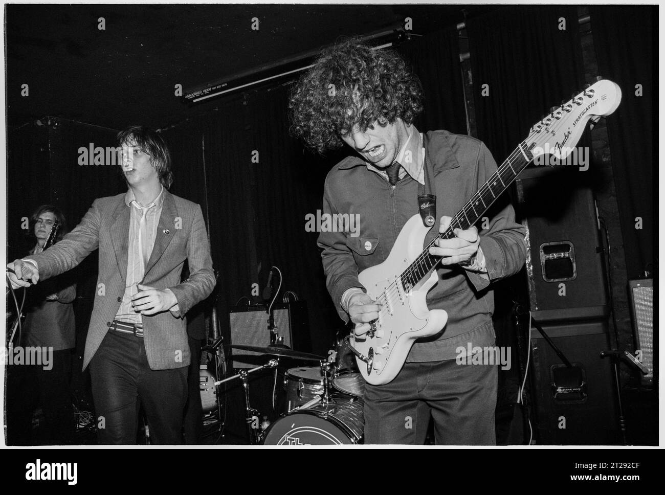 THE STROKES, YOUNG, FIRST UK TOUR, 2001: Julian Casablancas und Albert Hammond Jr von The Strokes auf ihrer ersten großen UK- und European Tour im Clwb IFOR Bach Welsh Club in Wales, UK am 14. Juni 2001. Foto: Rob Watkins Stockfoto
