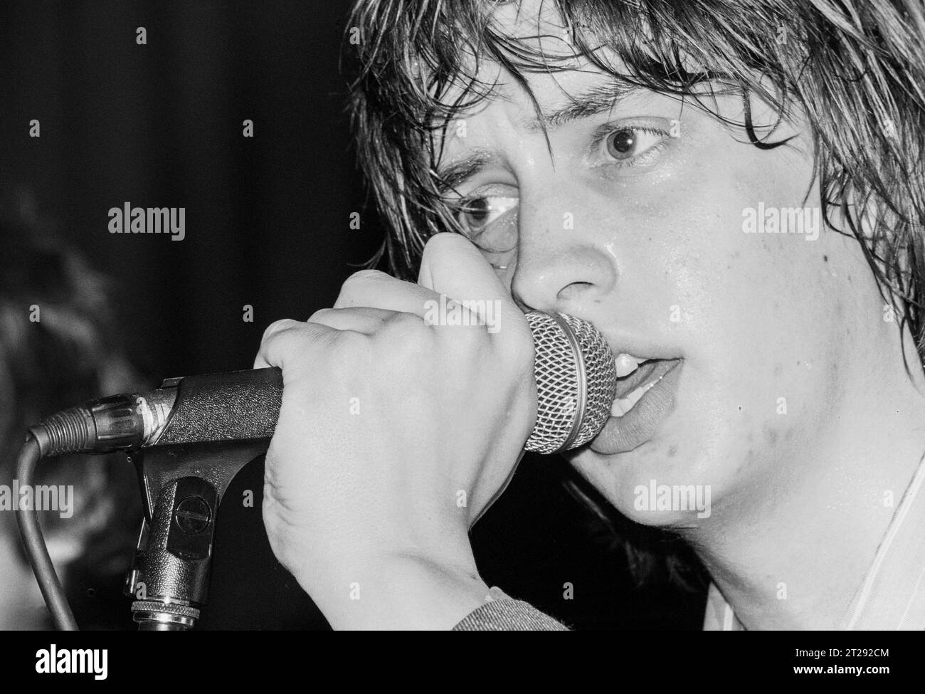 THE STROKES, YOUNG, FIRST UK TOUR, 2001: Julian Casablancas der Strokes auf ihrer ersten großen UK- und European Tour im Clwb IFOR Bach Welsh Club in Wales, Großbritannien am 14. Juni 2001. Foto: Rob Watkins Stockfoto