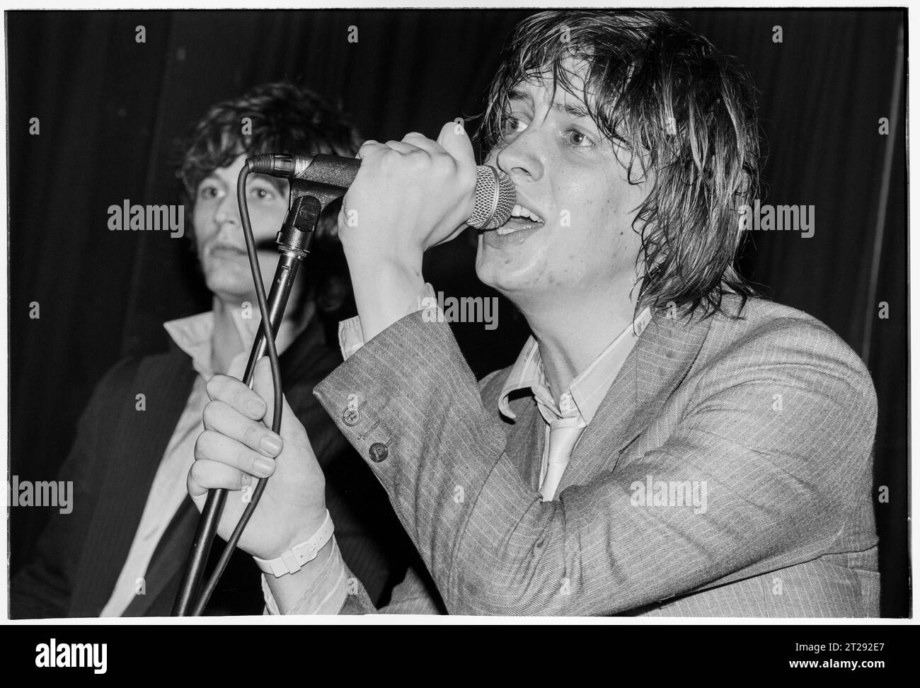 THE STROKES, YOUNG, FIRST UK TOUR, 2001: Julian Casablancas der Strokes auf ihrer ersten großen UK- und European Tour im Clwb IFOR Bach Welsh Club in Wales, Großbritannien am 14. Juni 2001. Foto: Rob Watkins Stockfoto