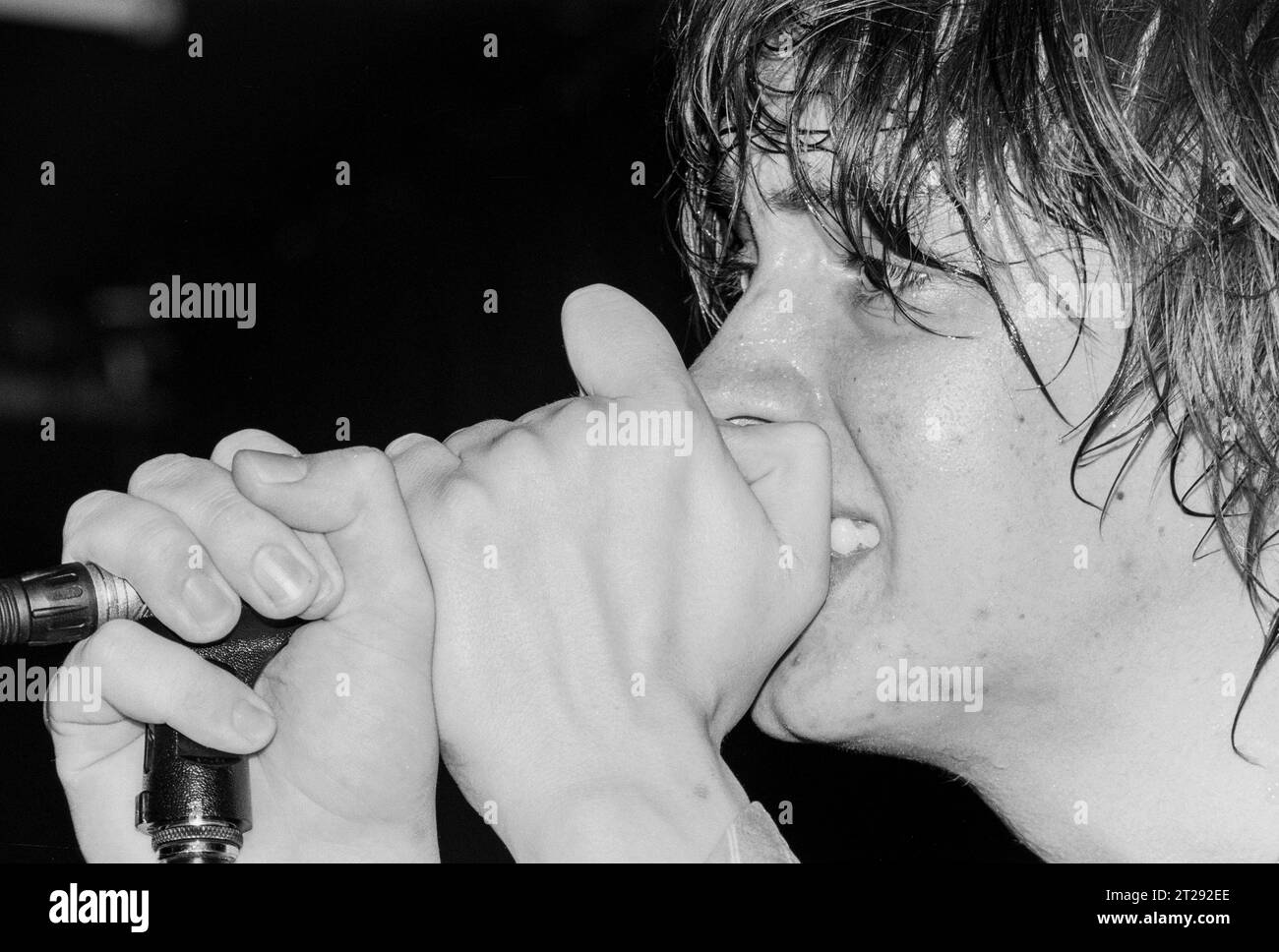THE STROKES, YOUNG, FIRST UK TOUR, 2001: Julian Casablancas der Strokes auf ihrer ersten großen UK- und European Tour im Clwb IFOR Bach Welsh Club in Wales, Großbritannien am 14. Juni 2001. Foto: Rob Watkins Stockfoto