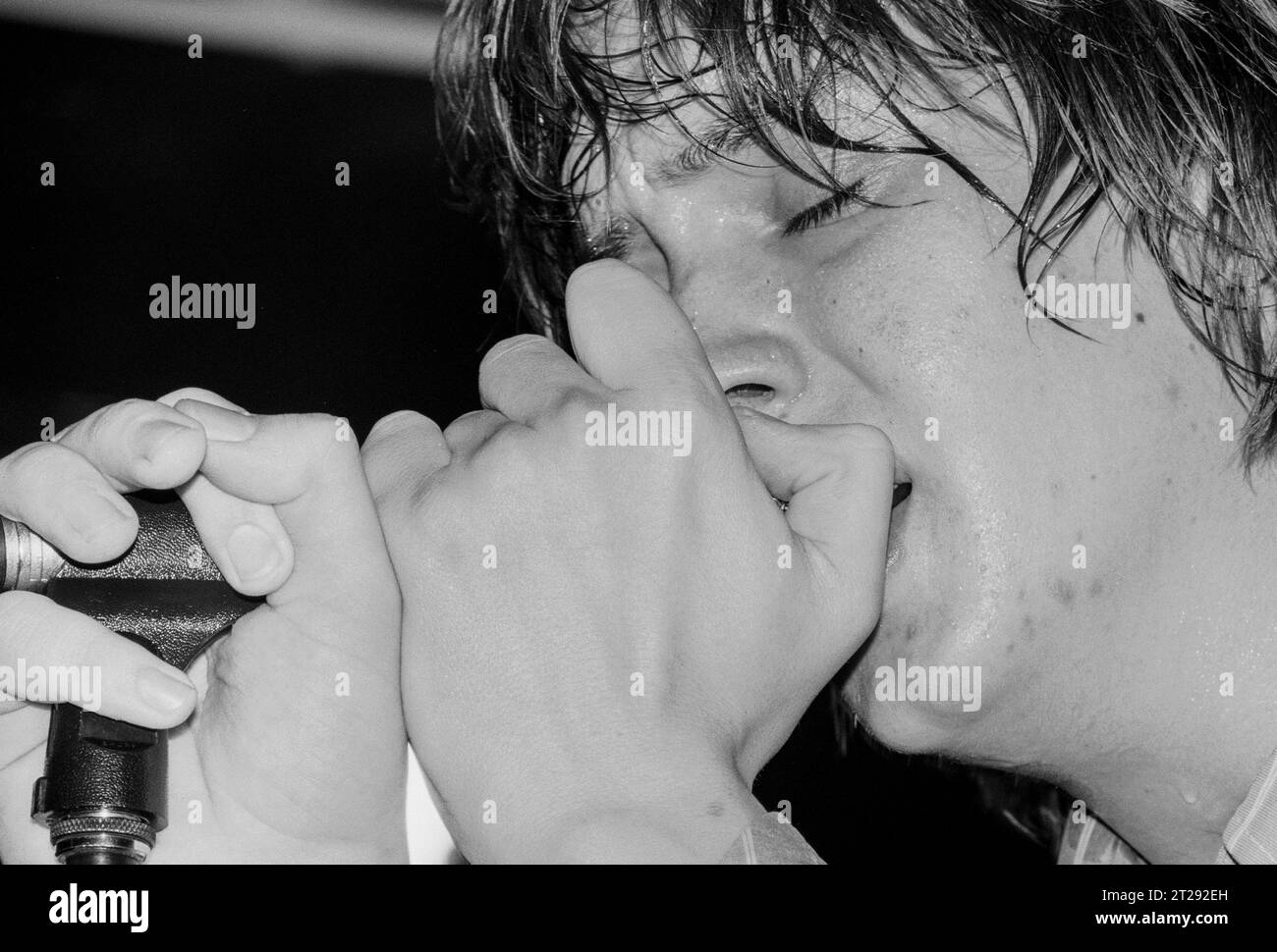 THE STROKES, YOUNG, FIRST UK TOUR, 2001: Julian Casablancas der Strokes auf ihrer ersten großen UK- und European Tour im Clwb IFOR Bach Welsh Club in Wales, Großbritannien am 14. Juni 2001. Foto: Rob Watkins Stockfoto