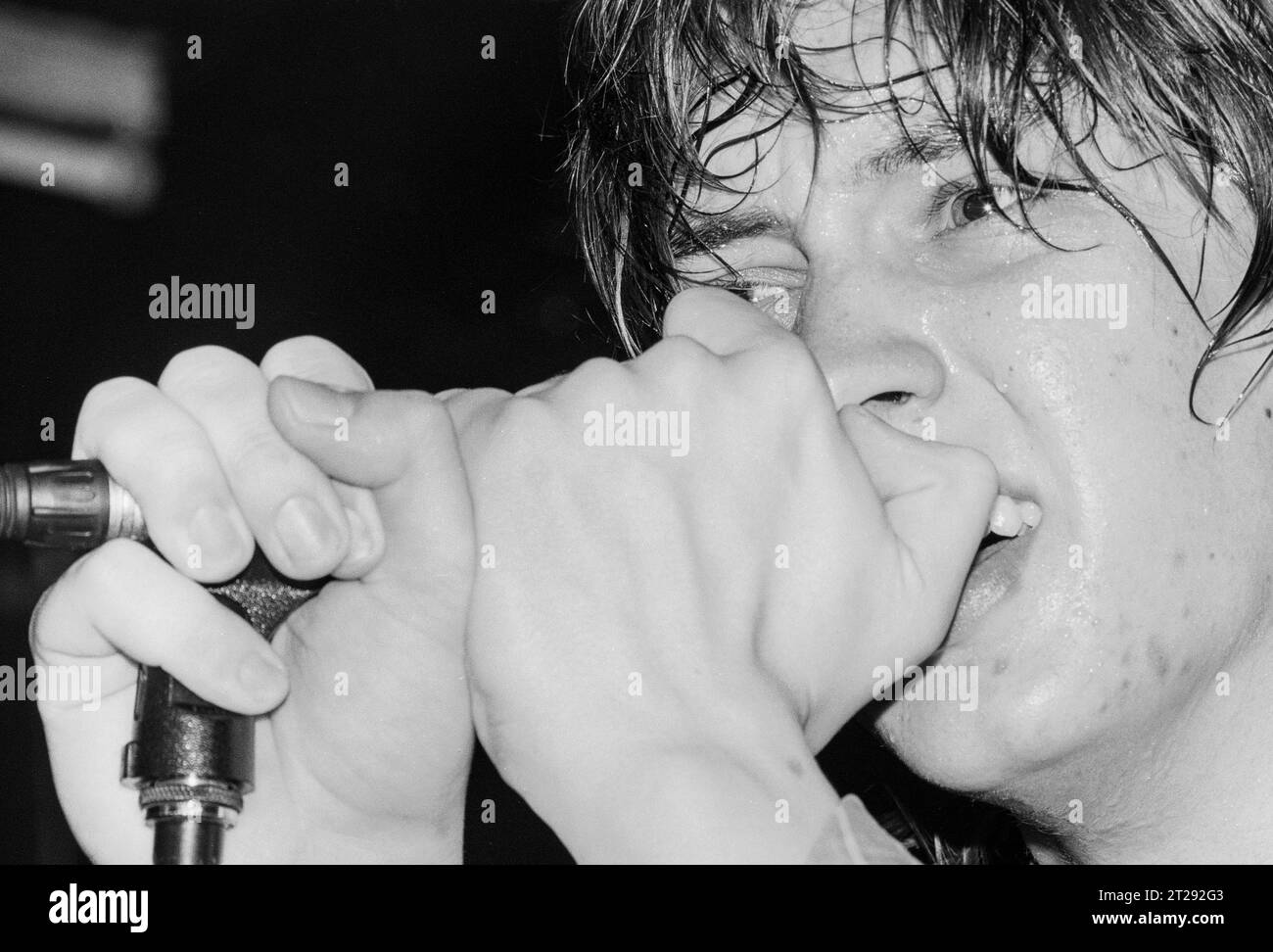 THE STROKES, YOUNG, FIRST UK TOUR, 2001: Julian Casablancas der Strokes auf ihrer ersten großen UK- und European Tour im Clwb IFOR Bach Welsh Club in Wales, Großbritannien am 14. Juni 2001. Foto: Rob Watkins Stockfoto