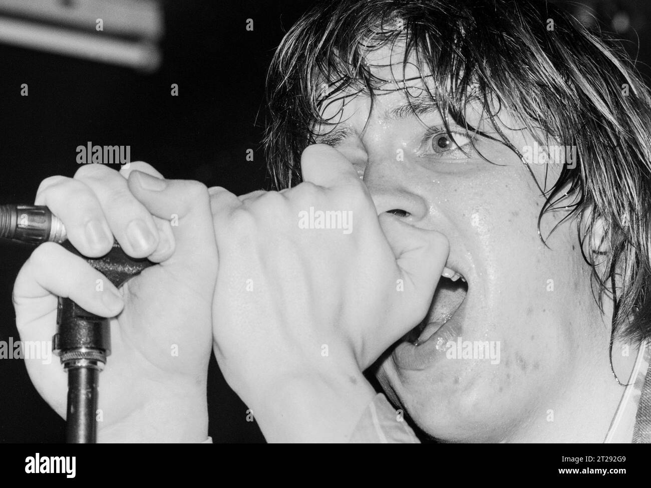 THE STROKES, YOUNG, FIRST UK TOUR, 2001: Julian Casablancas der Strokes auf ihrer ersten großen UK- und European Tour im Clwb IFOR Bach Welsh Club in Wales, Großbritannien am 14. Juni 2001. Foto: Rob Watkins Stockfoto