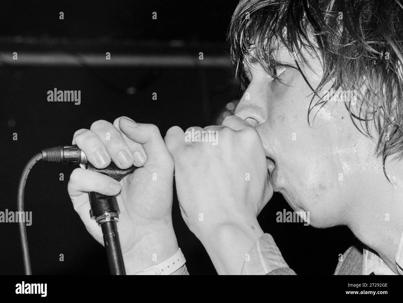 THE STROKES, YOUNG, FIRST UK TOUR, 2001: Julian Casablancas der Strokes auf ihrer ersten großen UK- und European Tour im Clwb IFOR Bach Welsh Club in Wales, Großbritannien am 14. Juni 2001. Foto: Rob Watkins Stockfoto