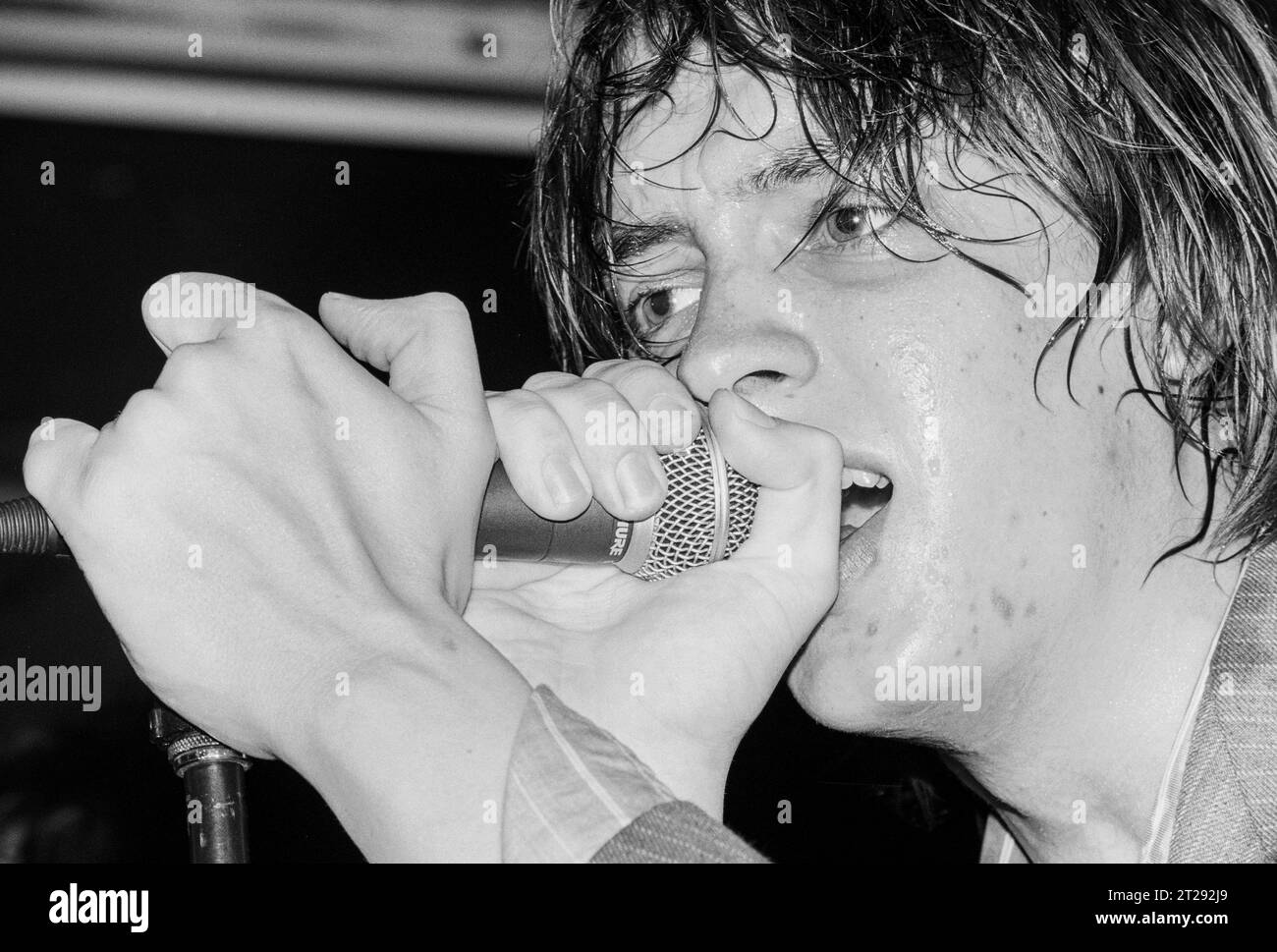 THE STROKES, YOUNG, FIRST UK TOUR, 2001: Julian Casablancas der Strokes auf ihrer ersten großen UK- und European Tour im Clwb IFOR Bach Welsh Club in Wales, Großbritannien am 14. Juni 2001. Foto: Rob Watkins Stockfoto