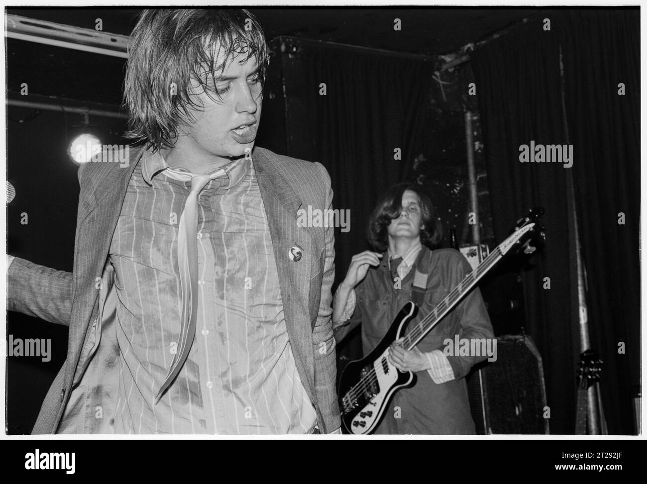 THE STROKES, YOUNG, FIRST UK TOUR, 2001: Julian Casablancas der Strokes auf ihrer ersten großen UK- und European Tour im Clwb IFOR Bach Welsh Club in Wales, Großbritannien am 14. Juni 2001. Foto: Rob Watkins Stockfoto