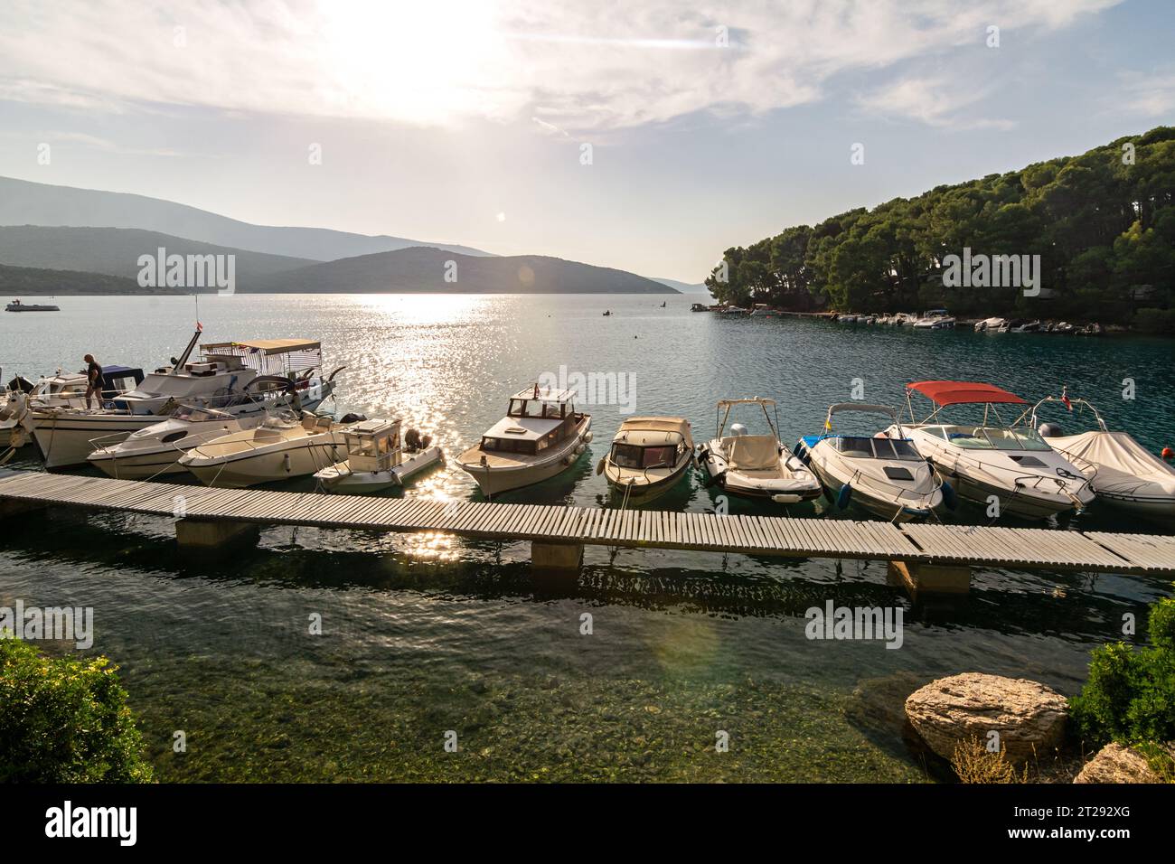 Motorboote am Bootsanleger in der malerischen Bucht (Osor) auf der Insel Losinj in der Adria, Kroatien Stockfoto