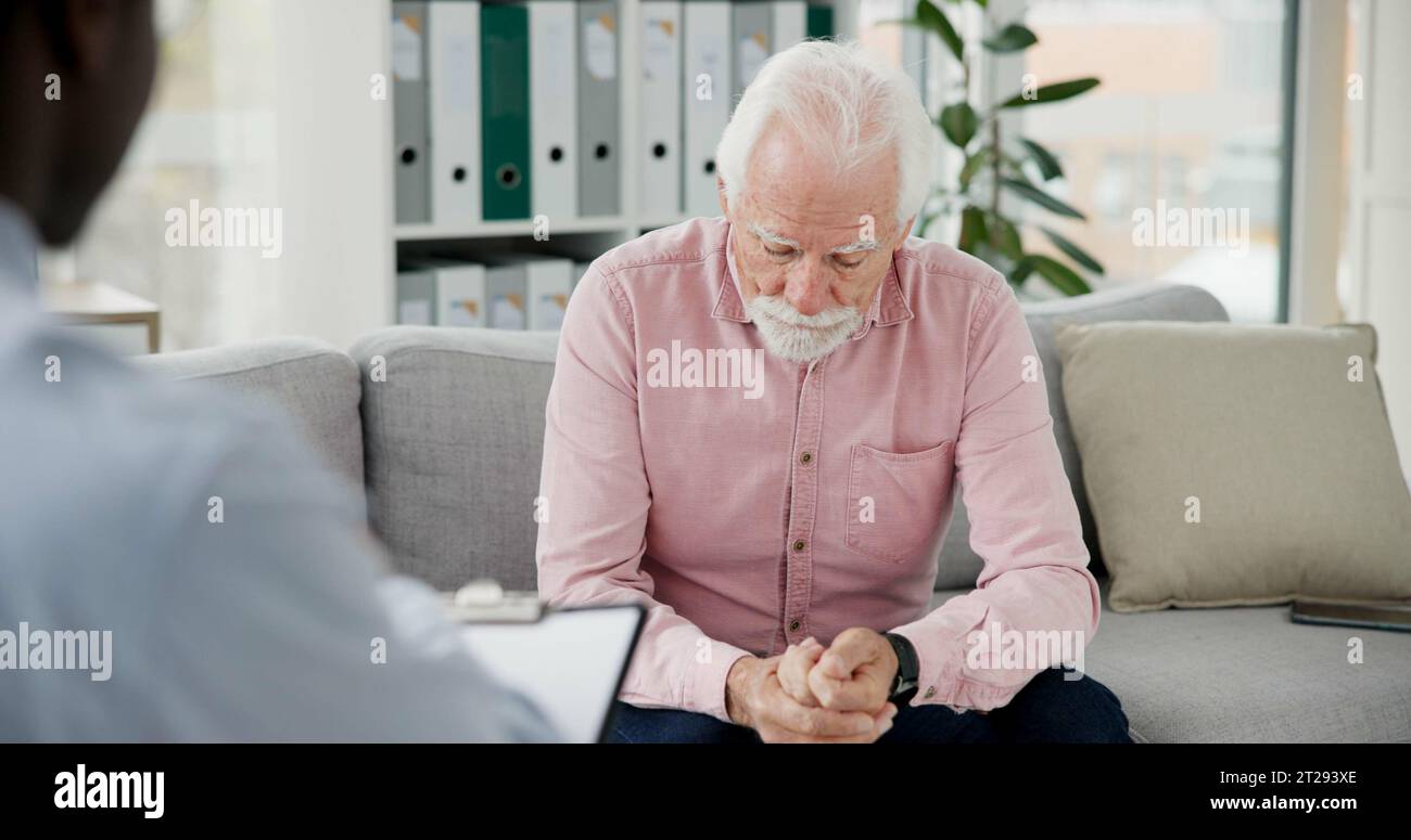 Psychologe, Beratung oder Seniorenberatung in der Therapie der Depression oder Unterstützung in der Sprechstunde. Stress, Psychologie oder trauriger älterer Patient Stockfoto