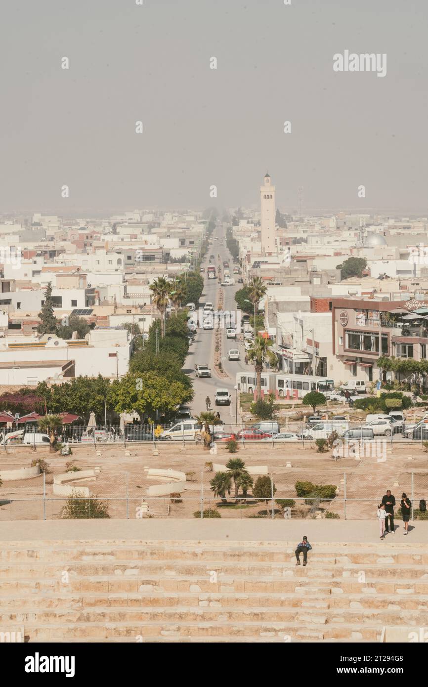 Geschäftige tunesische Straßen - Blick von El Jem Stockfoto