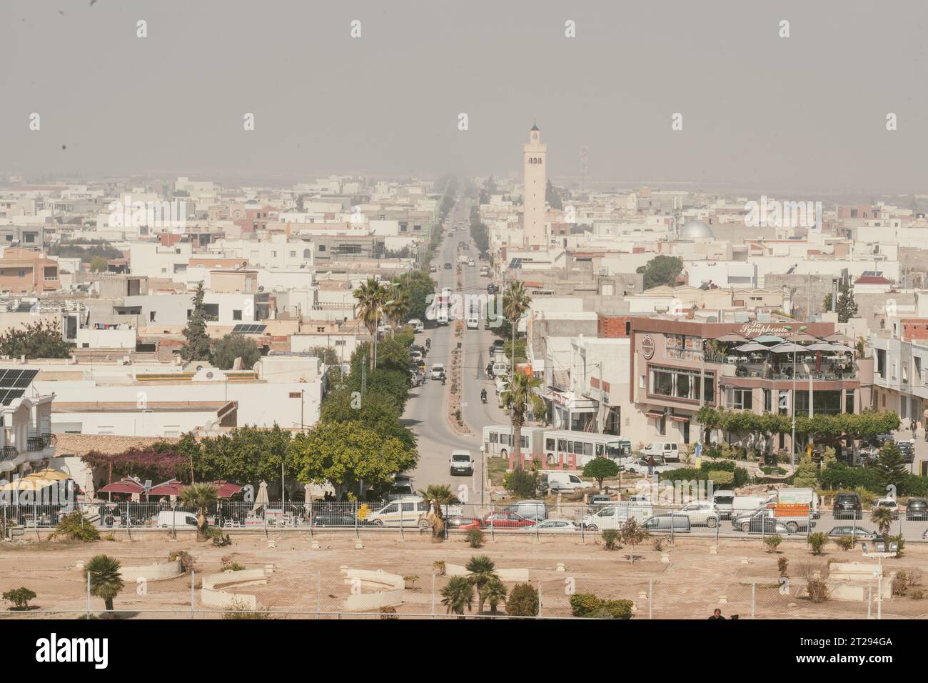Geschäftige tunesische Straßen - Blick von El Jem Stockfoto