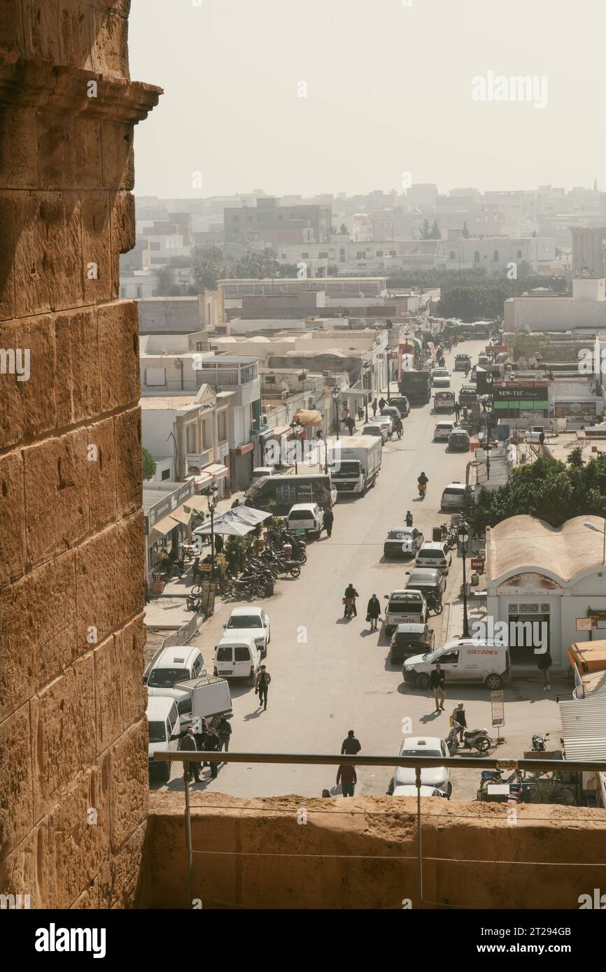 Geschäftige tunesische Straßen - Blick von El Jem Stockfoto