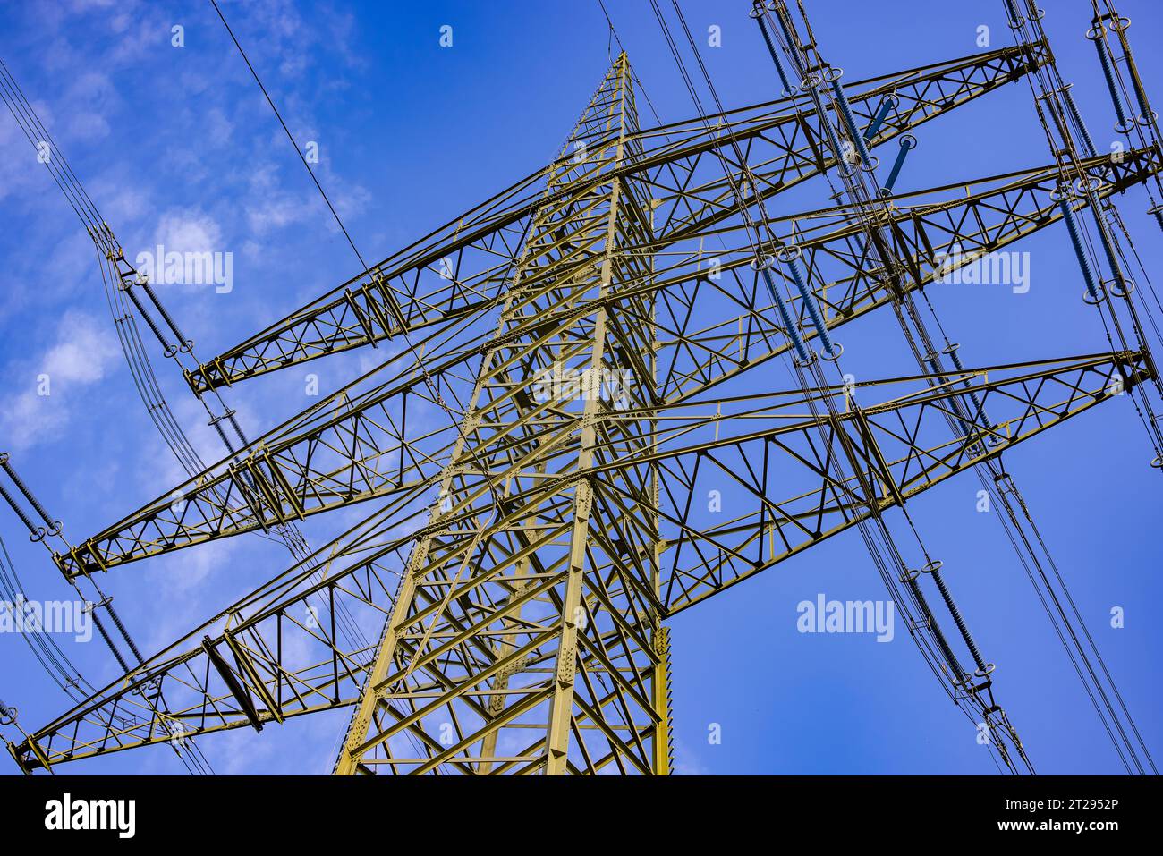 Stahlkonstruktion eines hohen Pylons zum Transport von Elektrizität über große Distanzen, diagonal von unten gesehen Stockfoto