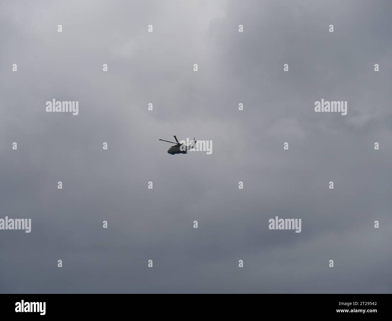 Ein Hubschrauber am grauen Himmel am St. Michael's Mount in Cornwall England Stockfoto